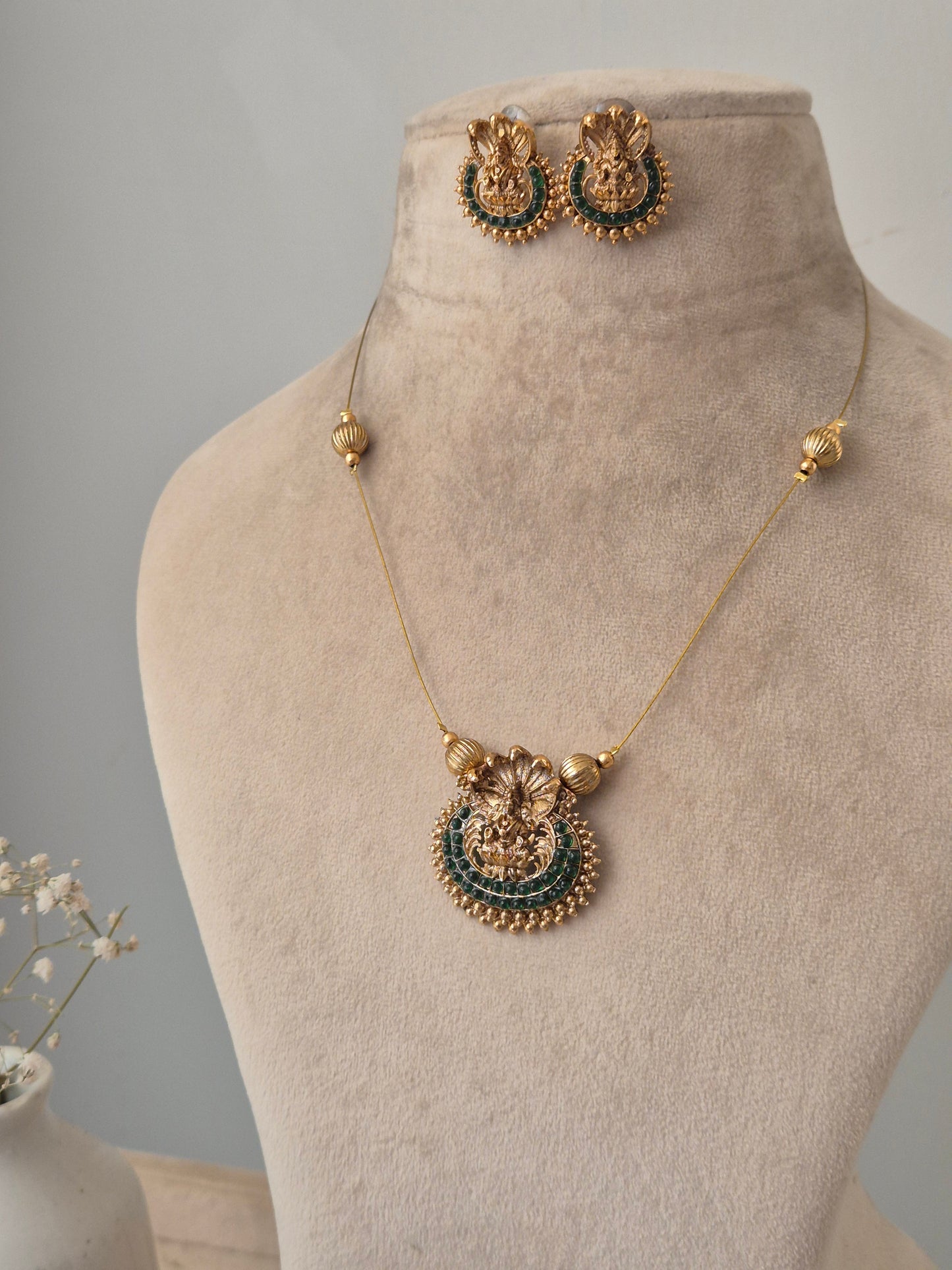 Swarnika Invisible Chain Necklace Set