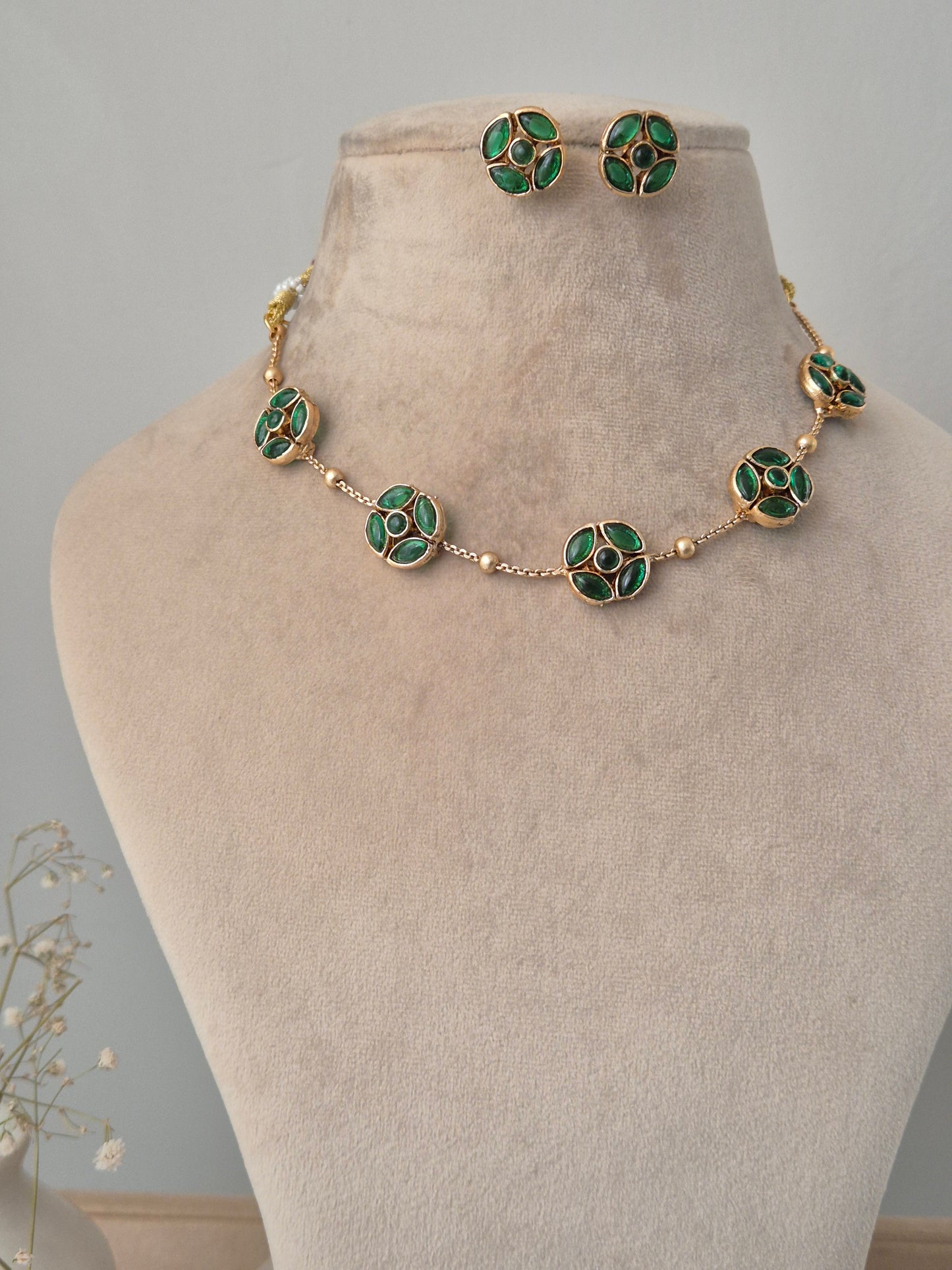 Paavi Necklace Set