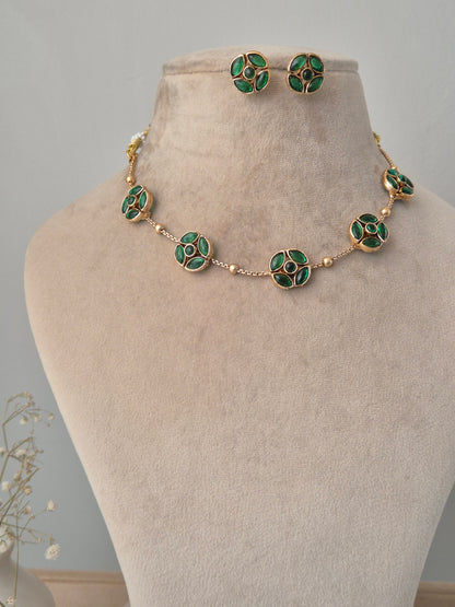 Paavi Necklace Set
