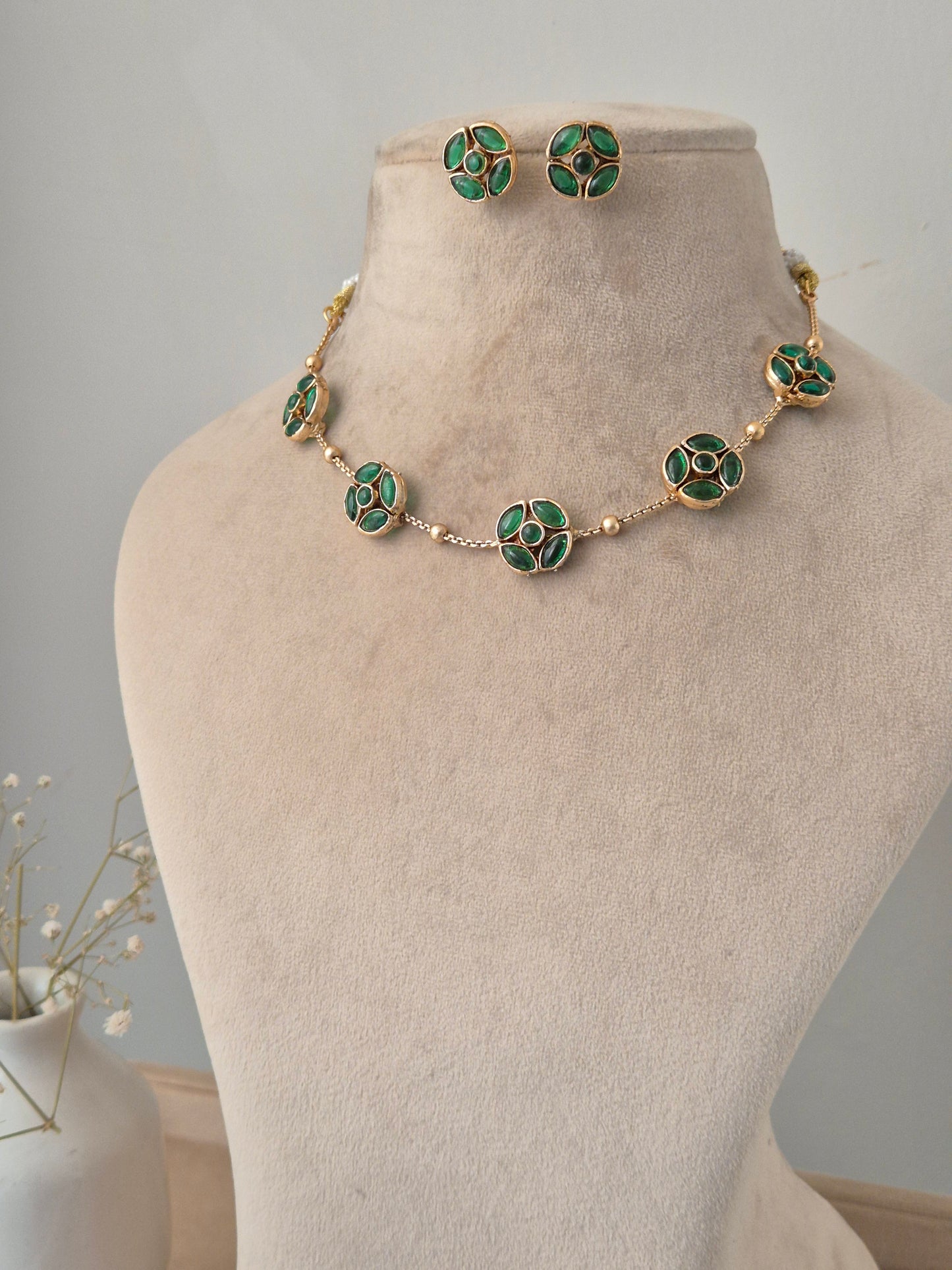 Paavi Necklace Set