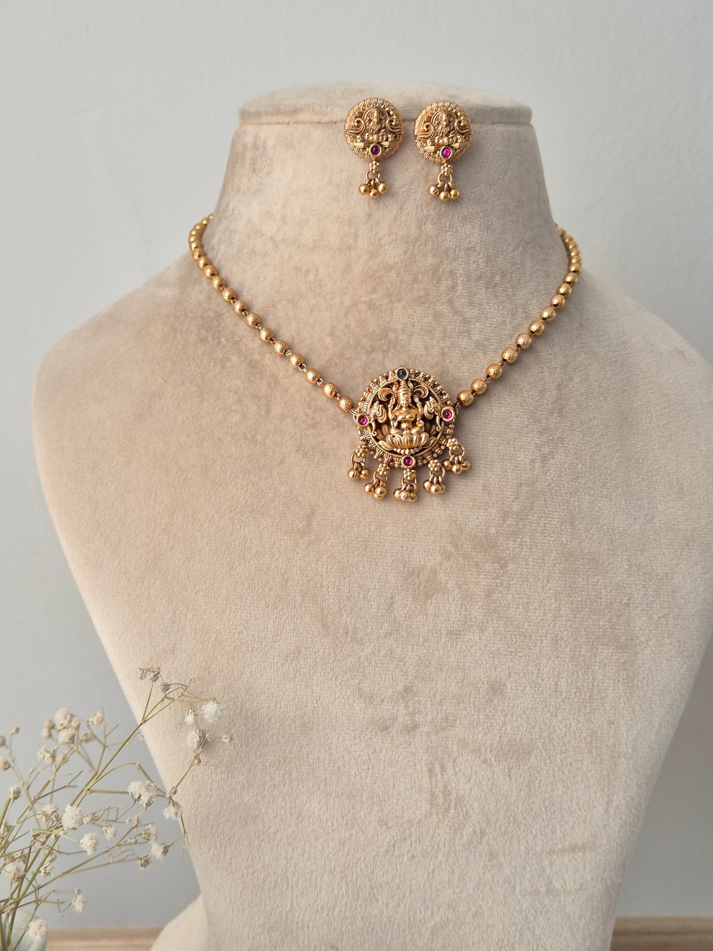 Turvi Necklace Set