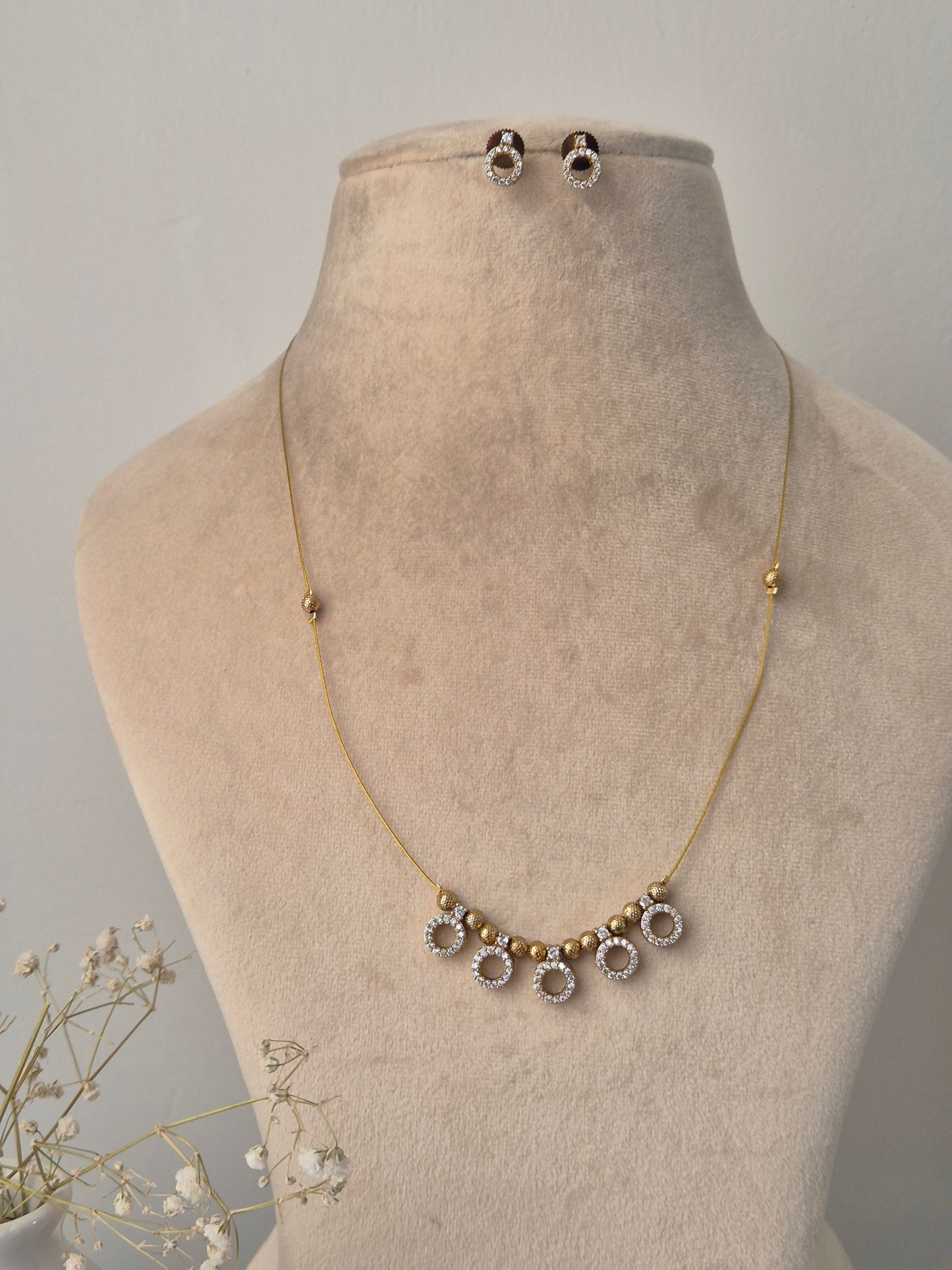 Vijeta Invisible Chain Necklace Set