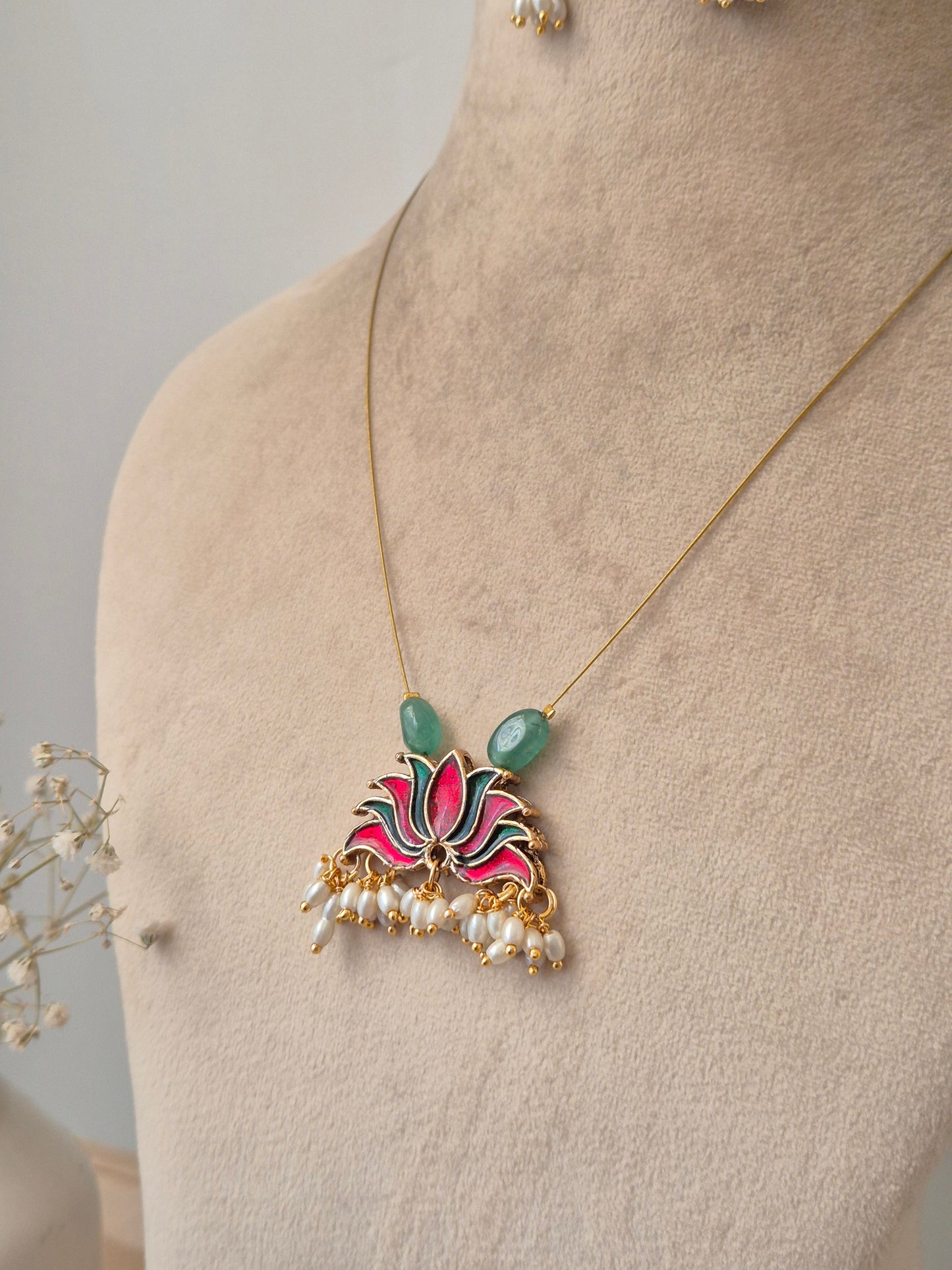 Tarushi Invisible Chain Necklace Set