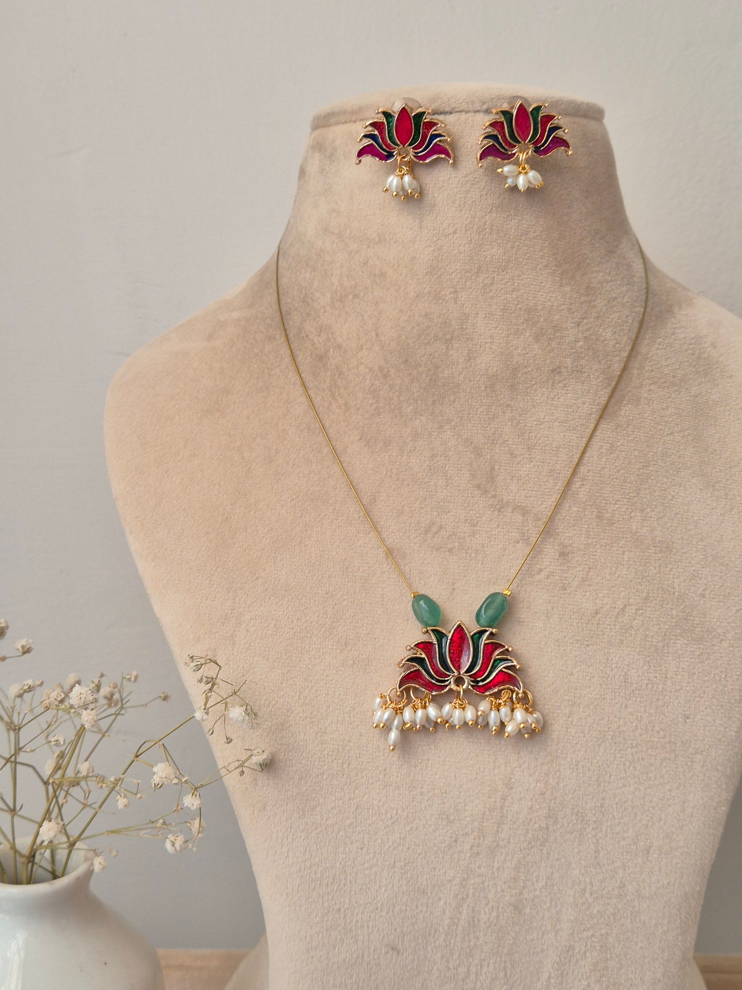 Tarushi Invisible Chain Necklace Set