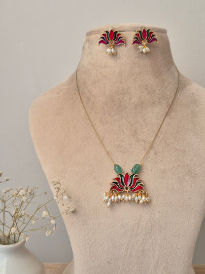 Tarushi Invisible Chain Necklace Set