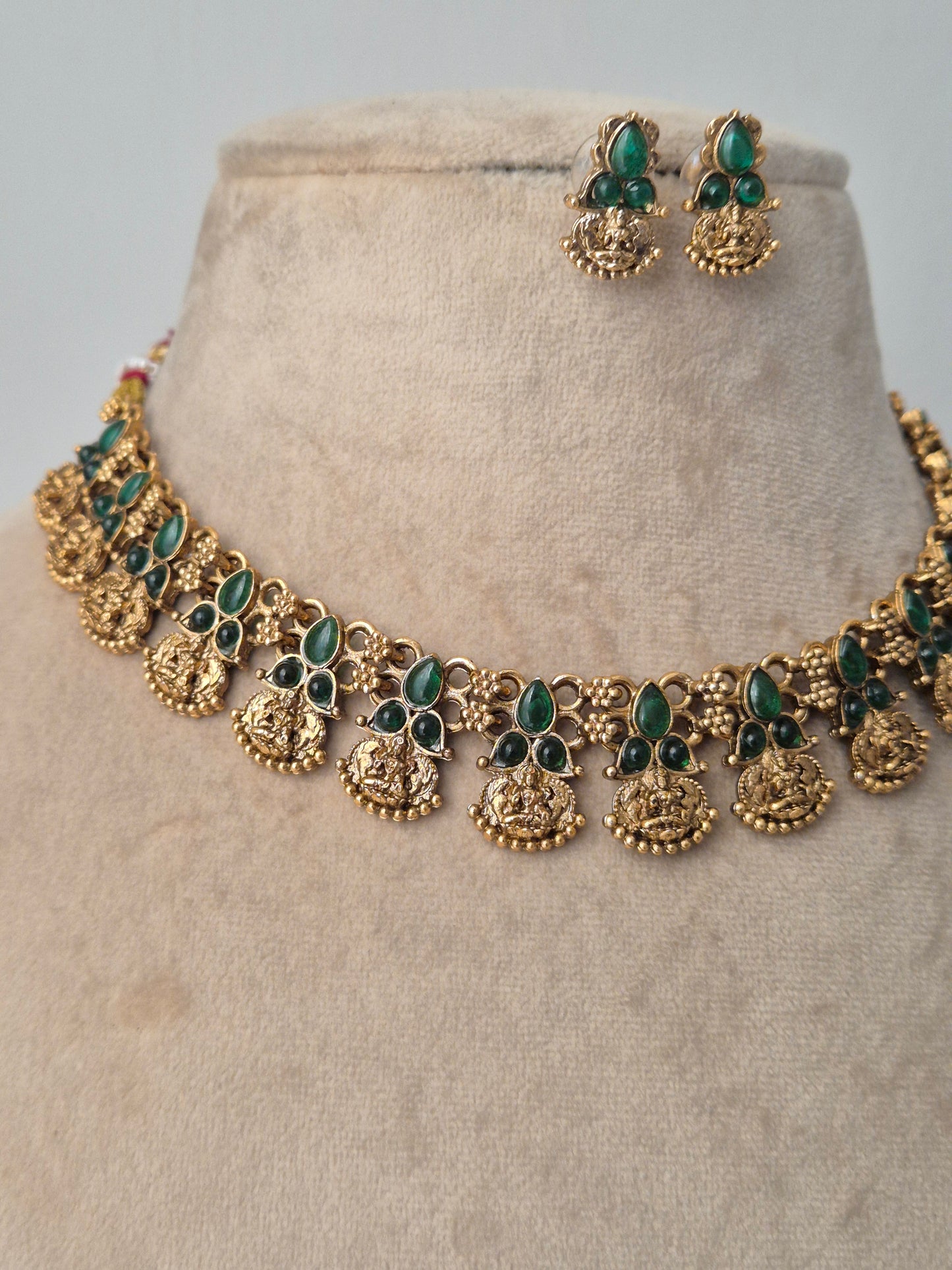 Dharya Necklace Set