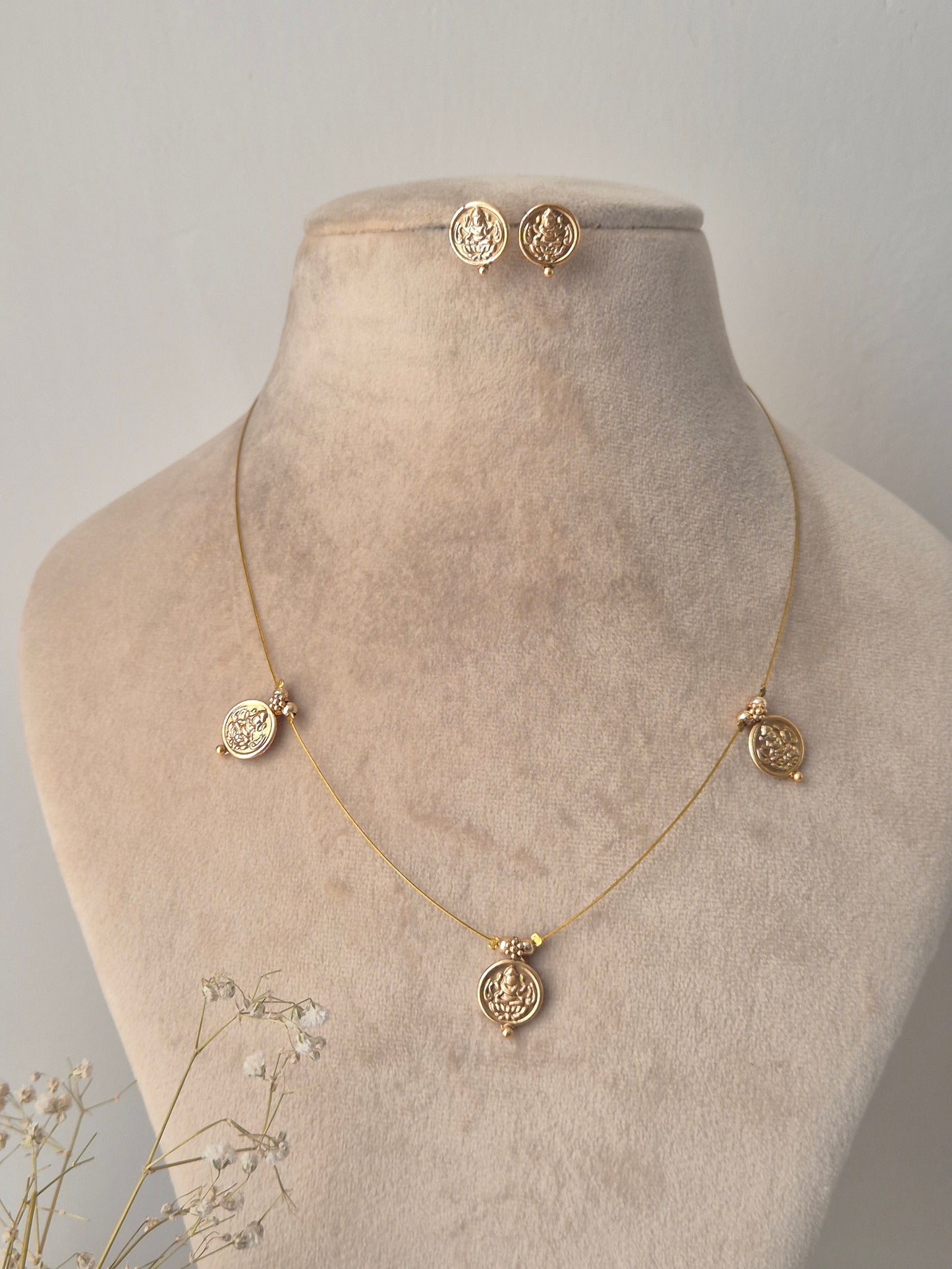 Badrika Invisible Chain Necklace Set