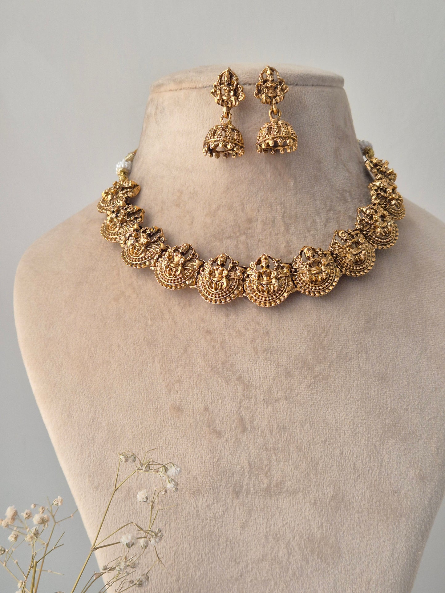 Itika Necklace Set