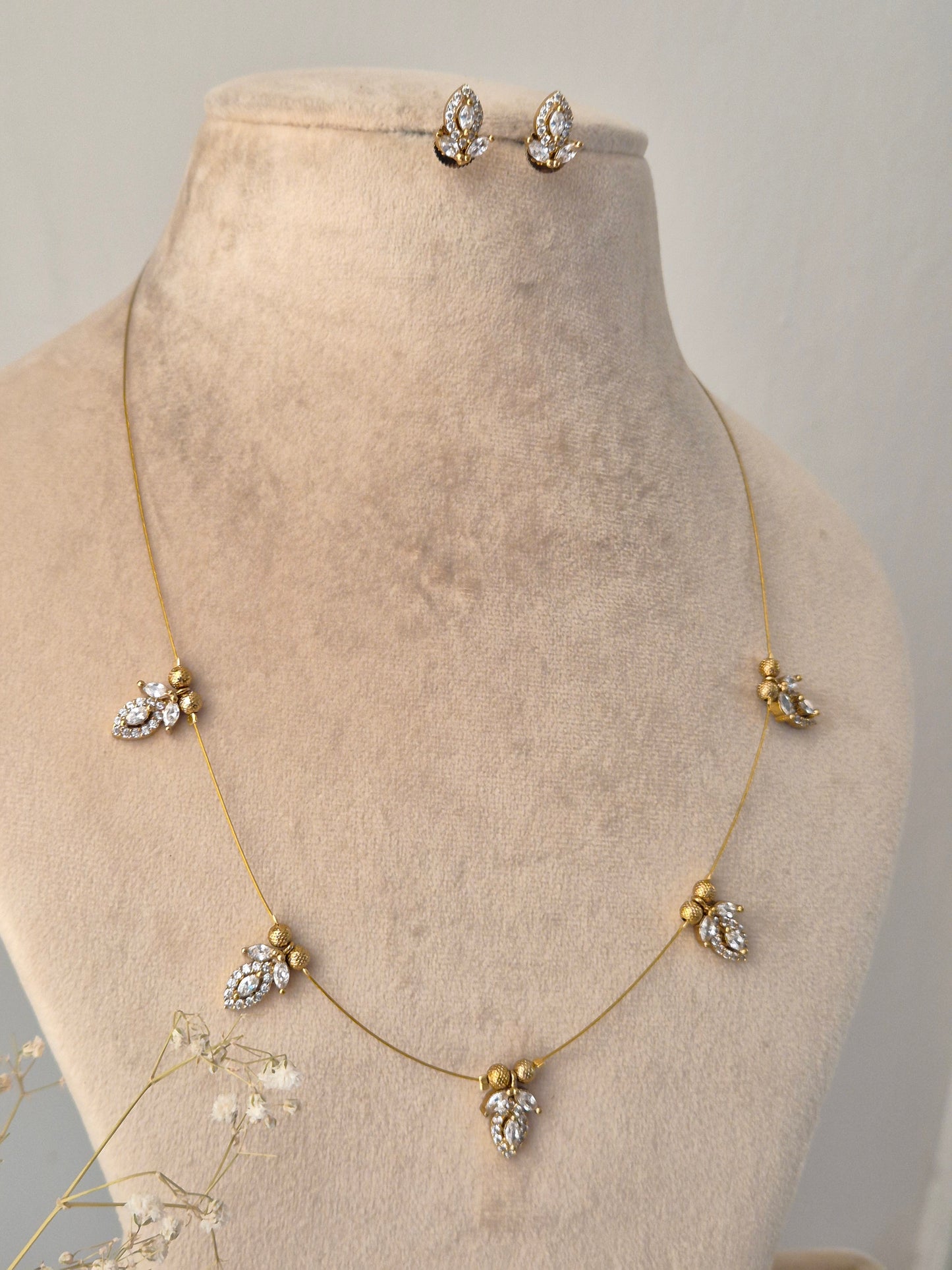 Nivra Invisible Chain Necklace Set