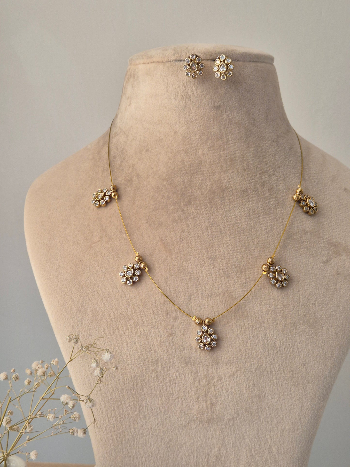 Nivana Invisible Chain Necklace Set