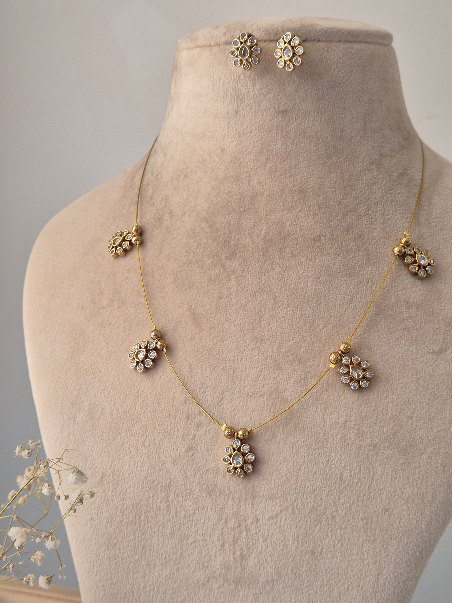 Nivana Invisible Chain Necklace Set