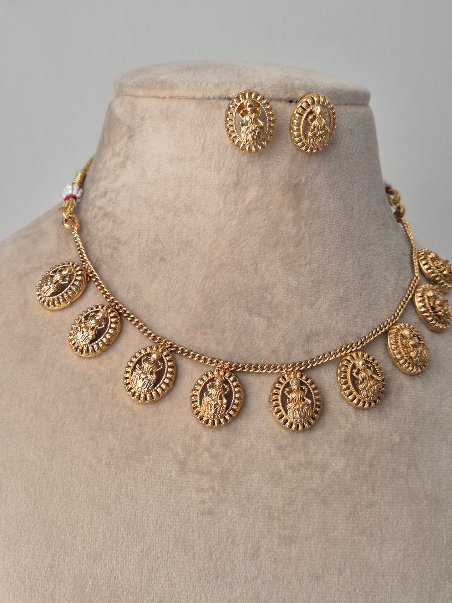 Navisha Necklace Set