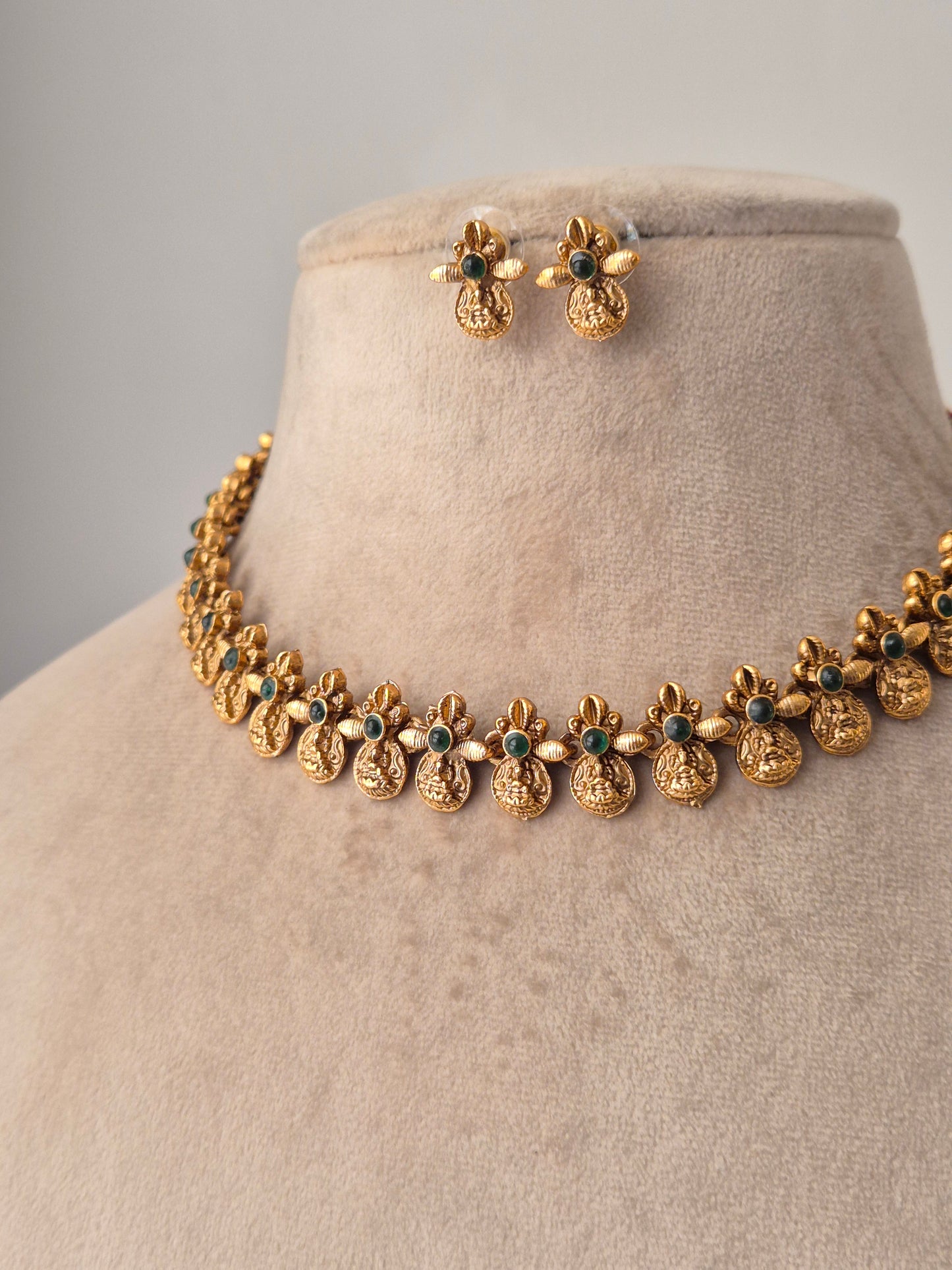 Rahi Necklace Set