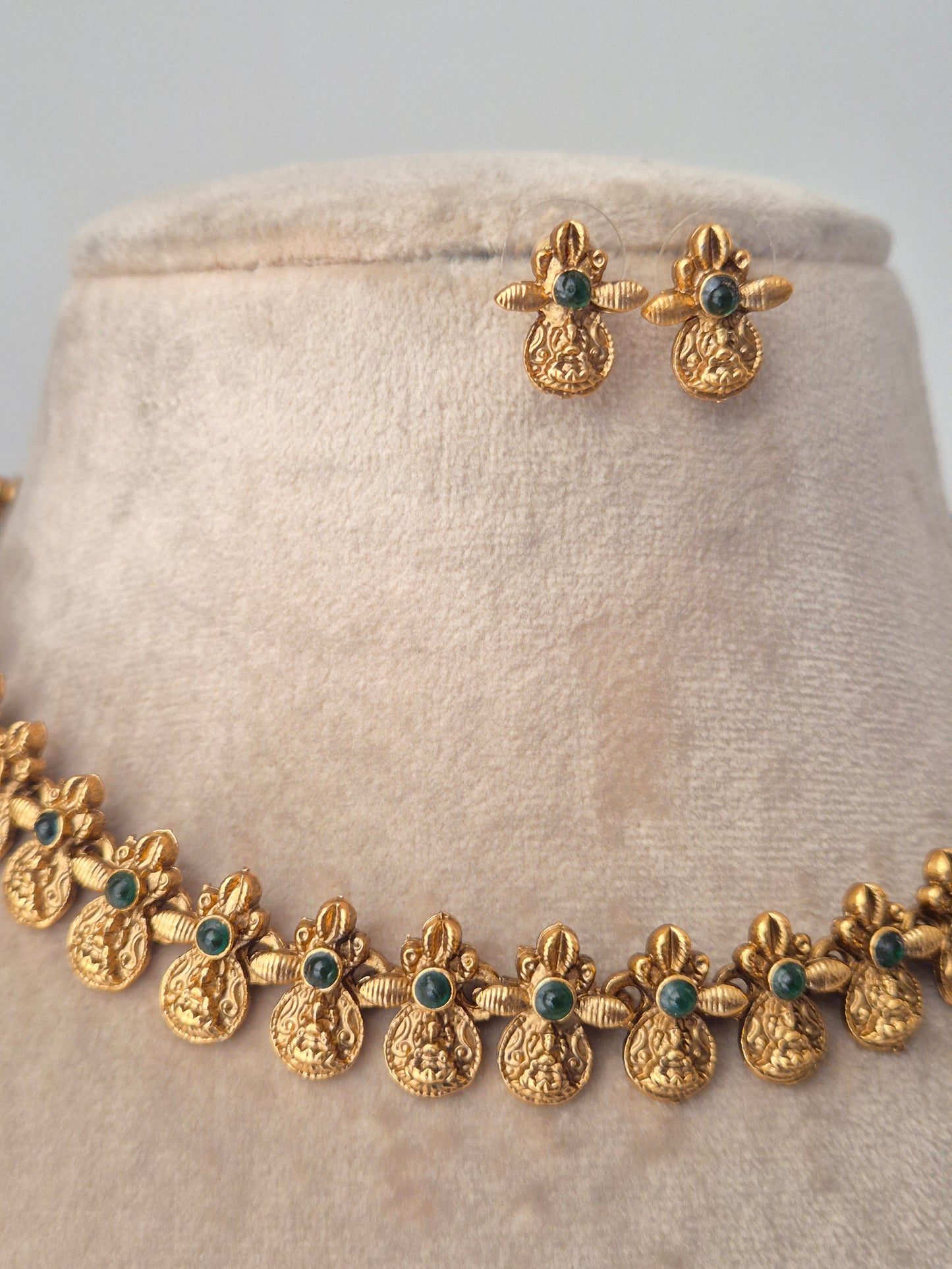 Rahi Necklace Set