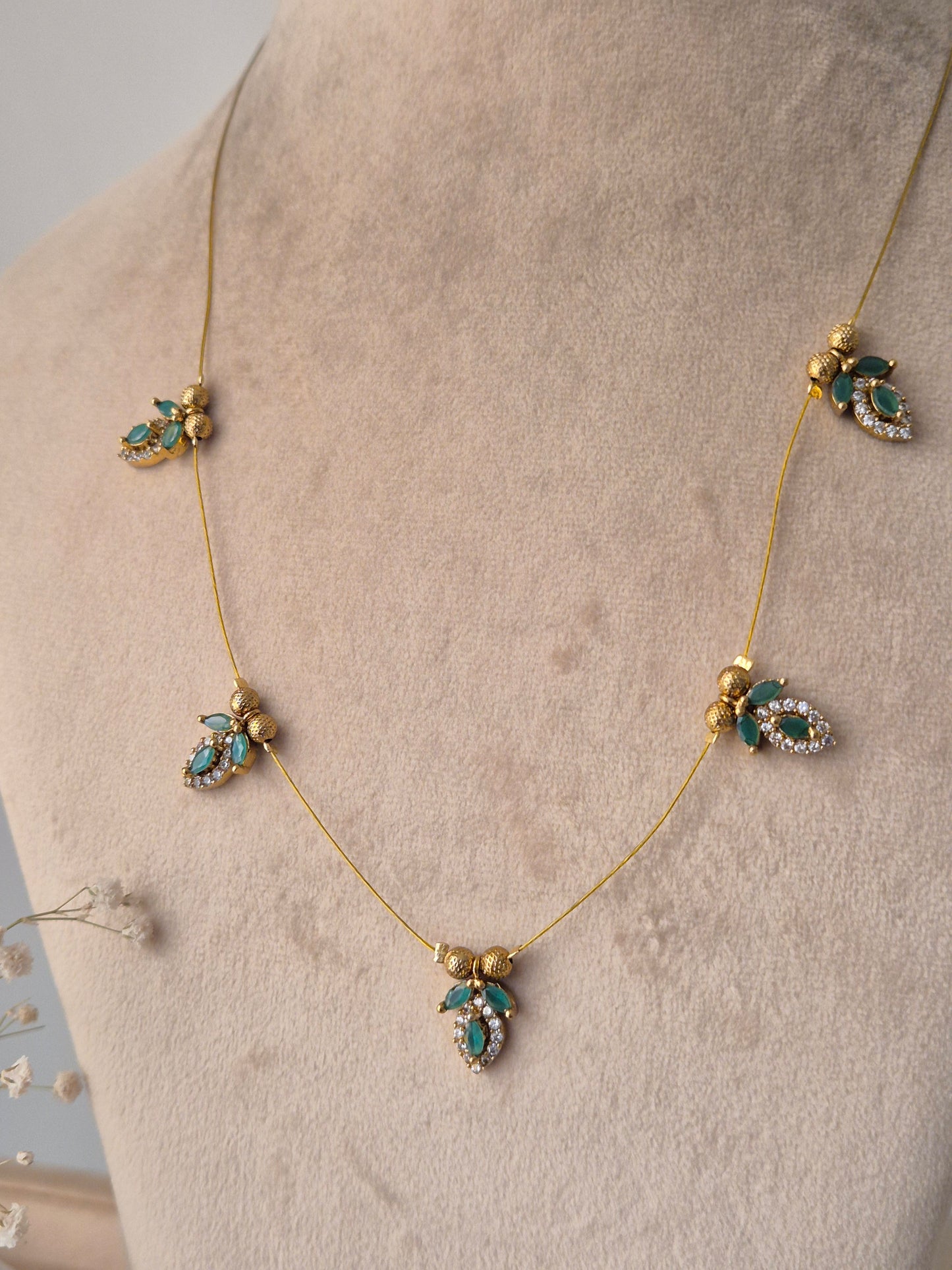 Jiyana Invisible Chain Necklace Set