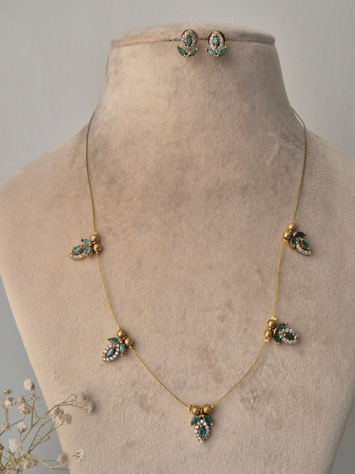 Jiyana Invisible Chain Necklace Set