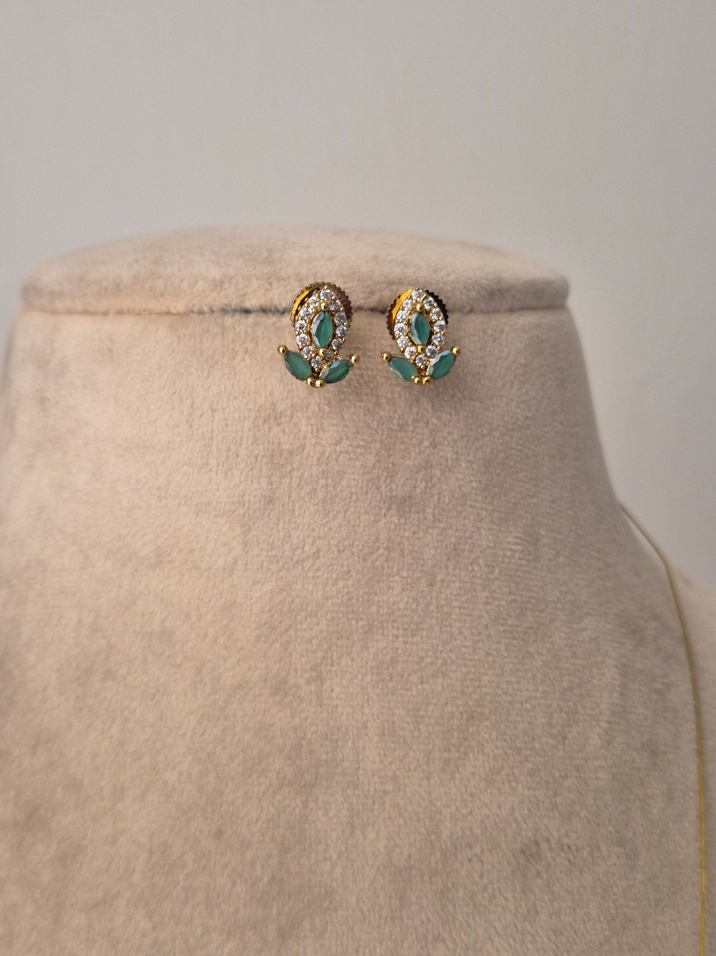 Jiyana Invisible Chain Necklace Set