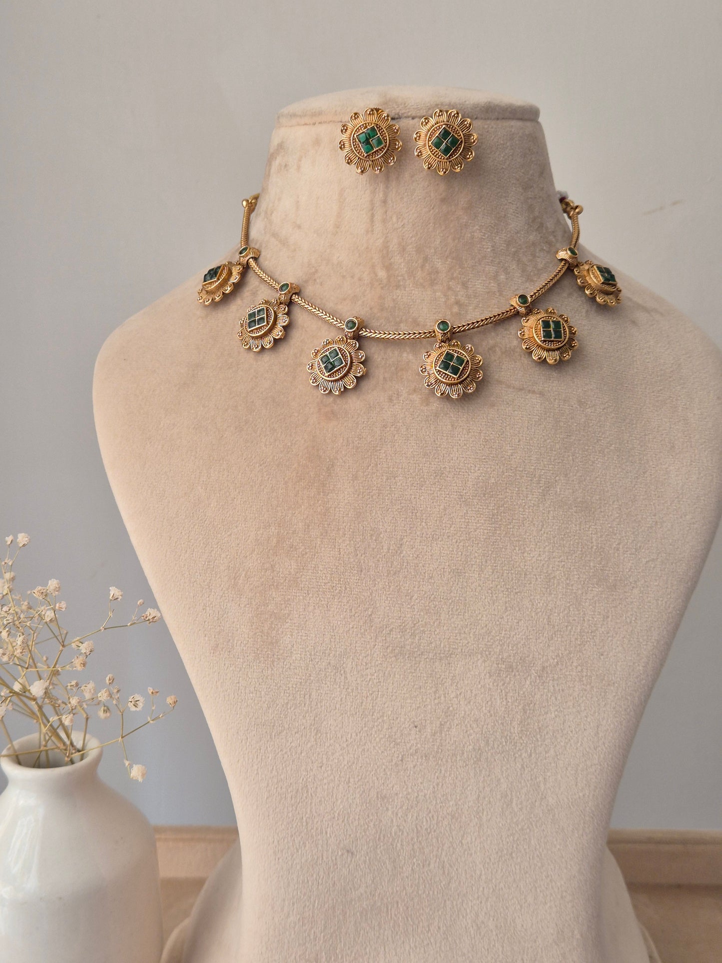 Lopa Necklace Set