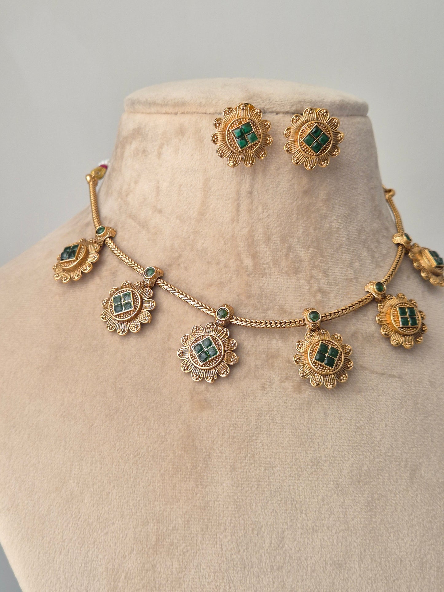 Lopa Necklace Set