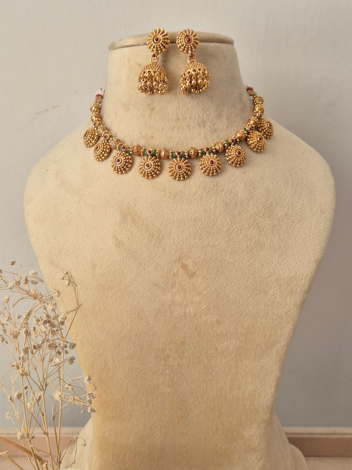 Yahvi Necklace Set