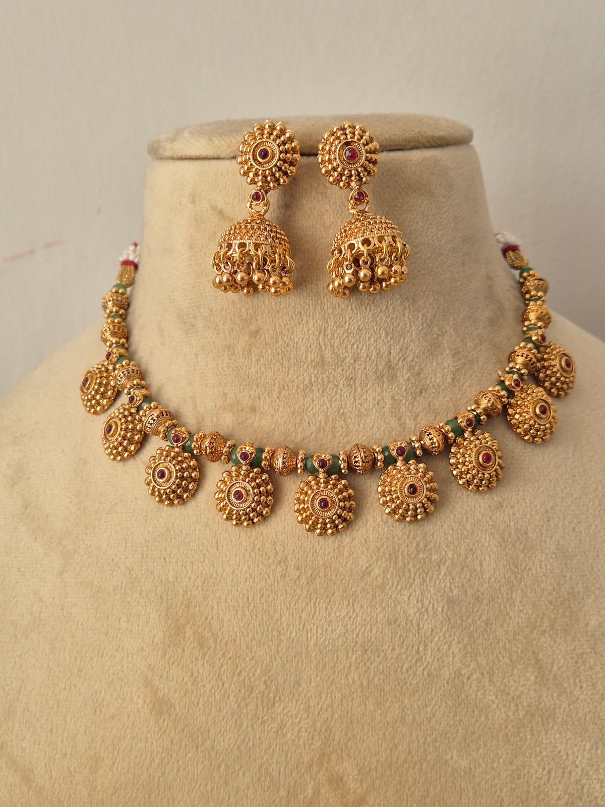 Yahvi Necklace Set