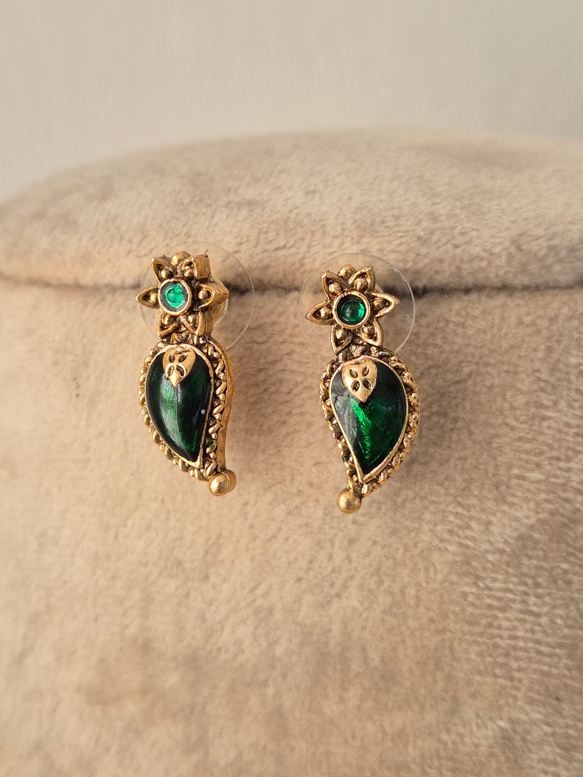 Veetika Necklace Set