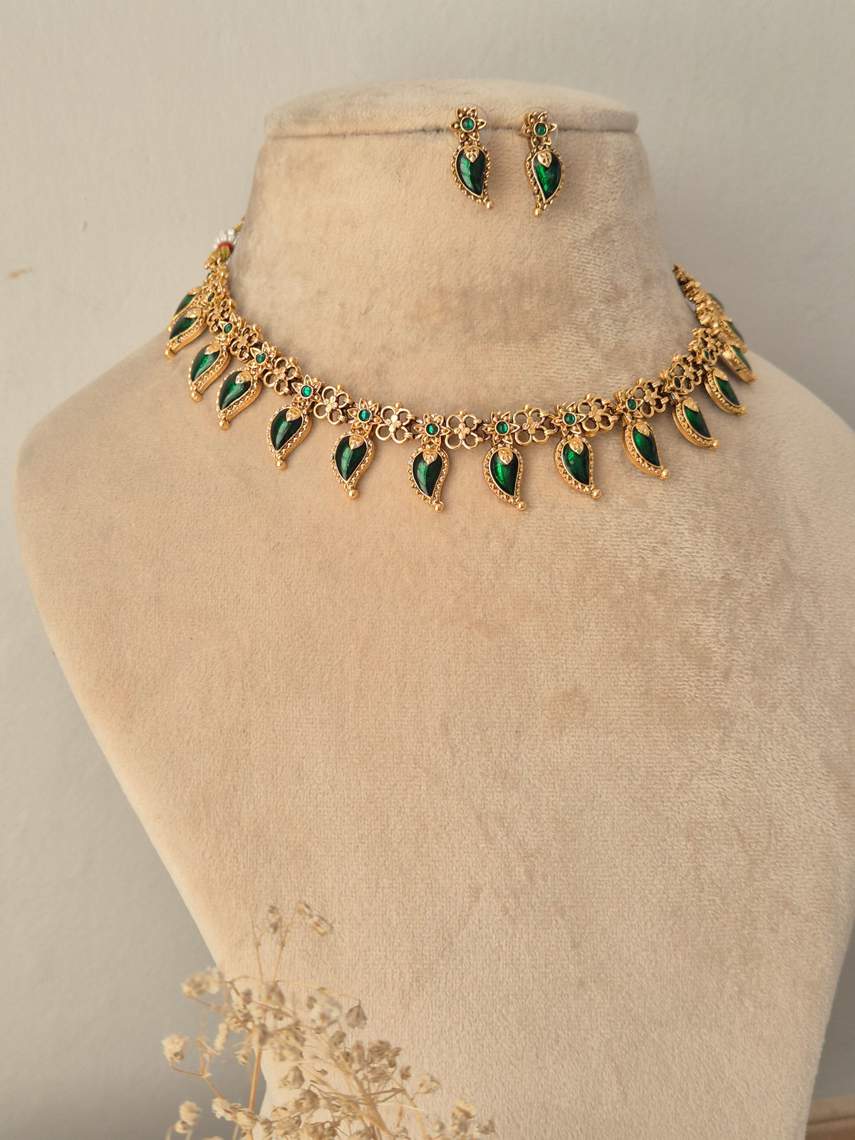Veetika Necklace Set