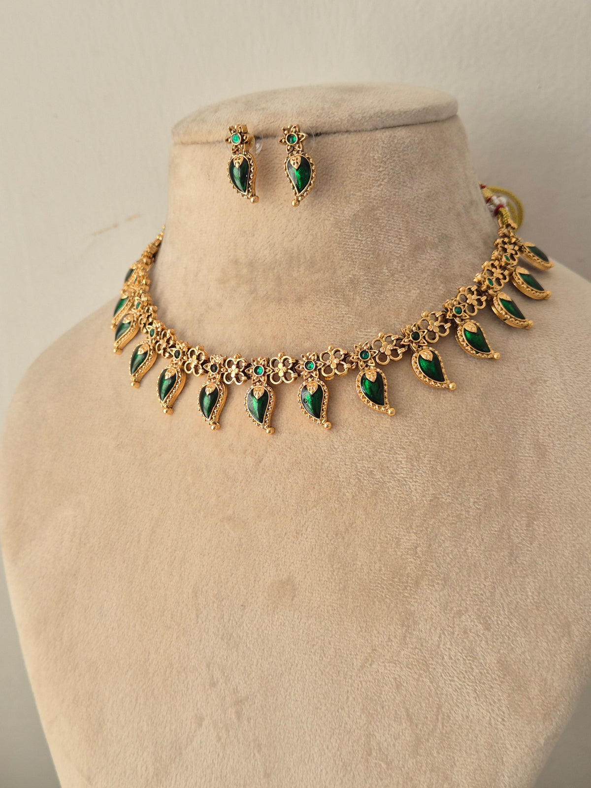Veetika Necklace Set