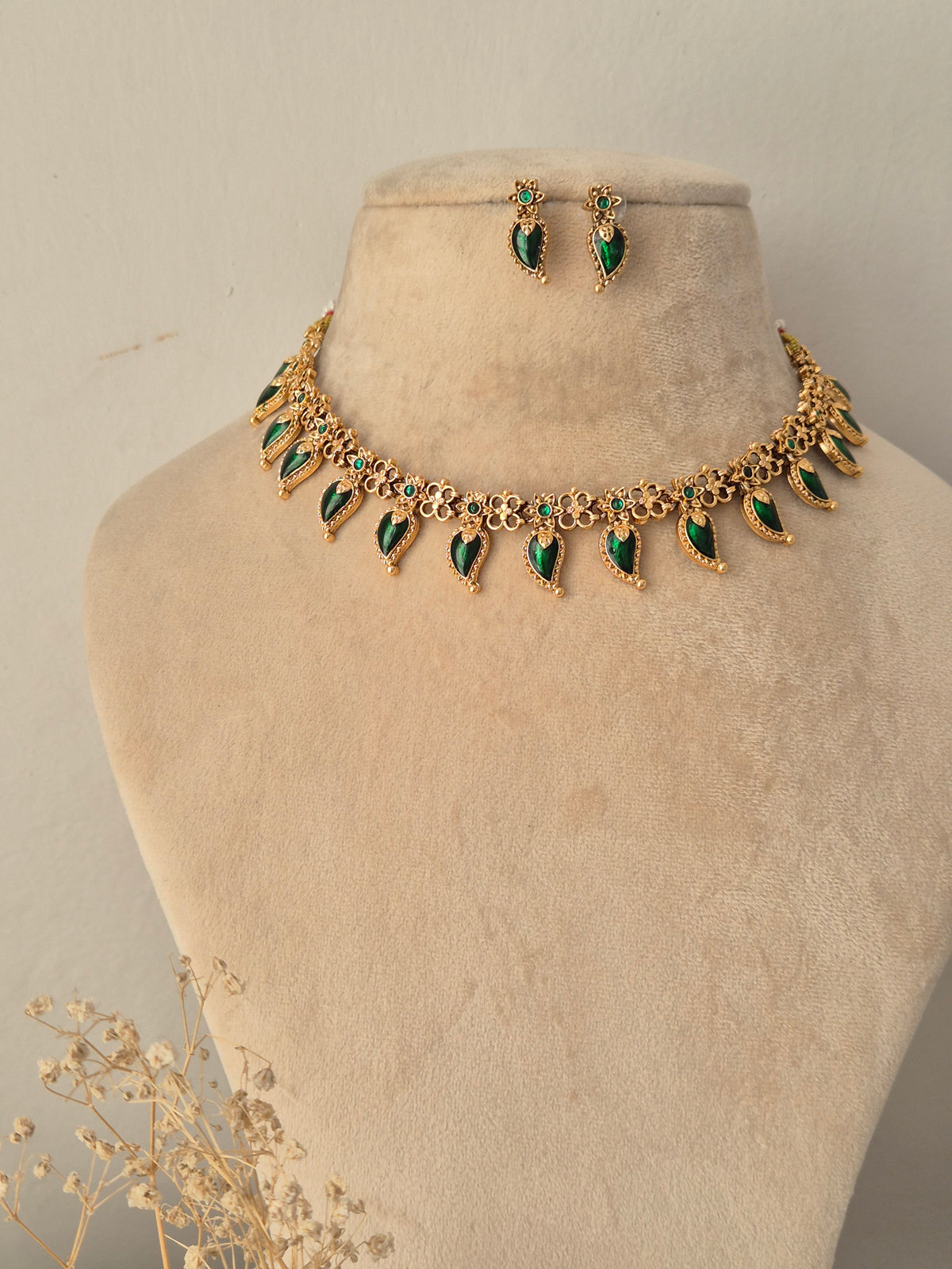 Veetika Necklace Set