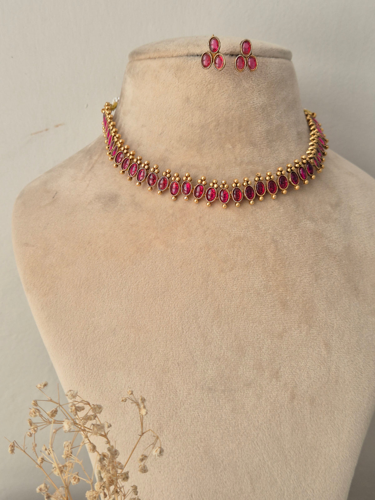 Gold-plated ruby-pink stone choker necklace set with coordinating drop earrings