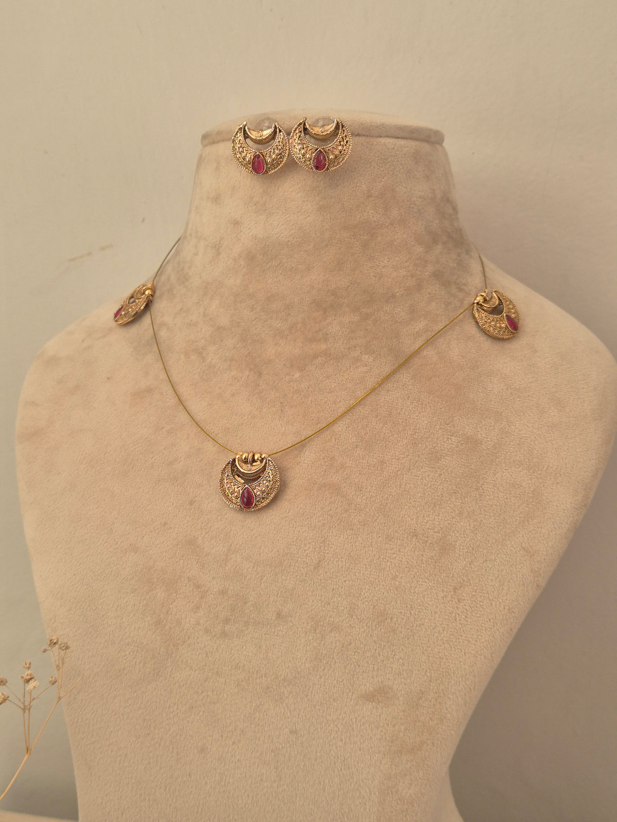 Celina Invisible Chain Necklace Set