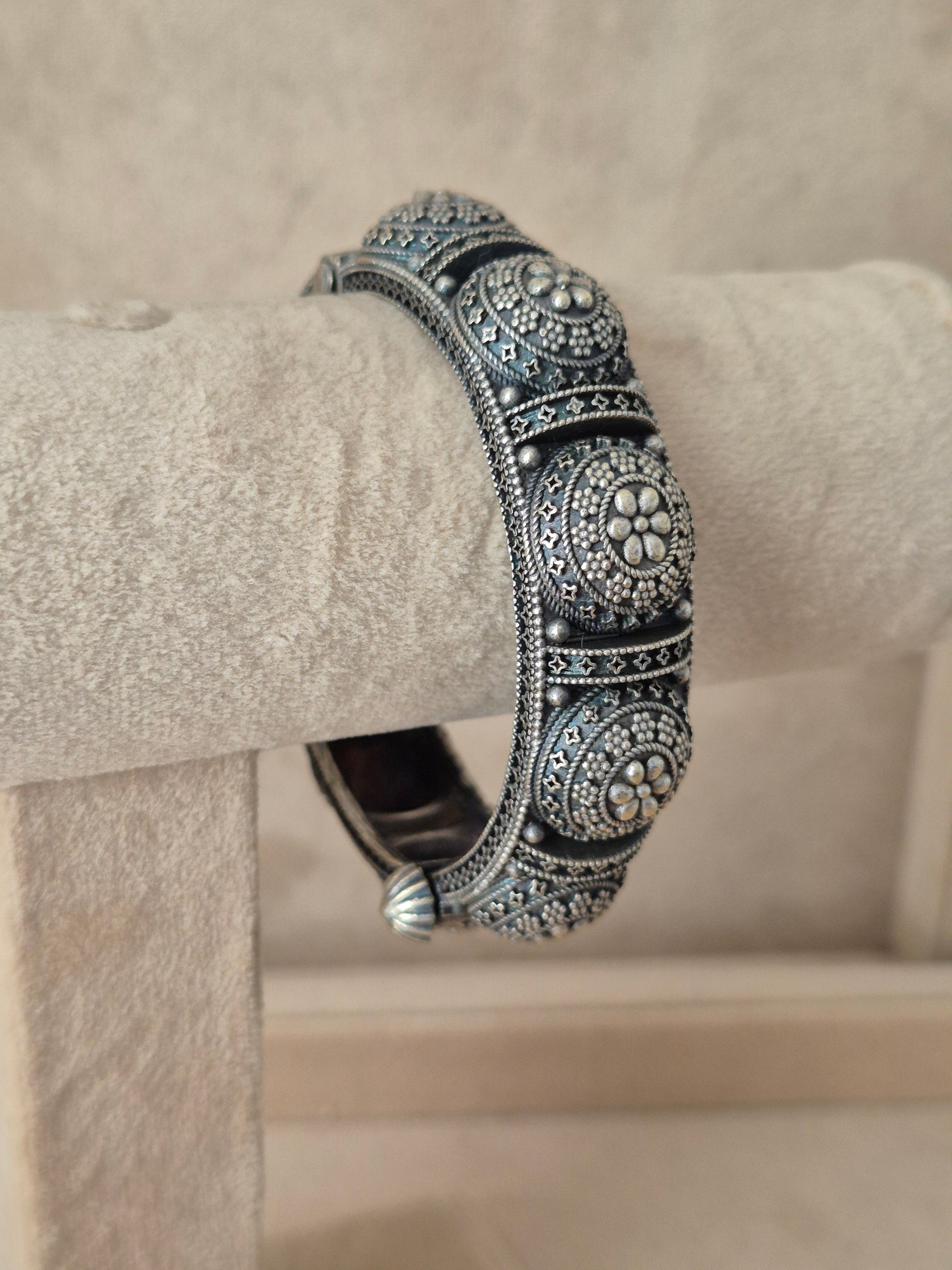 Antique silver oxidized bangle with an engraved floral pattern by naitri.in