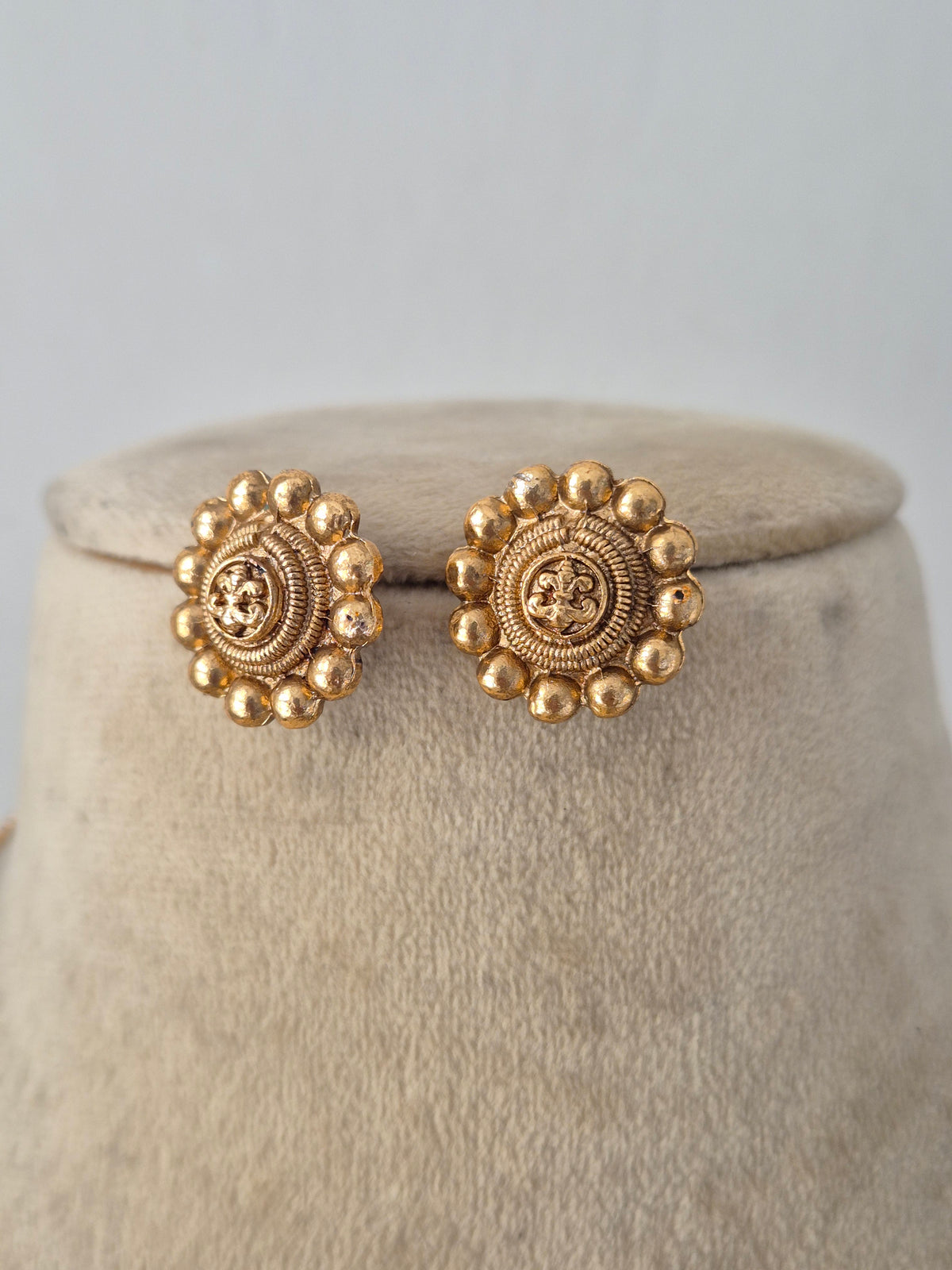 Close-up of a traditional Indian necklace set with stone by Naitri.in