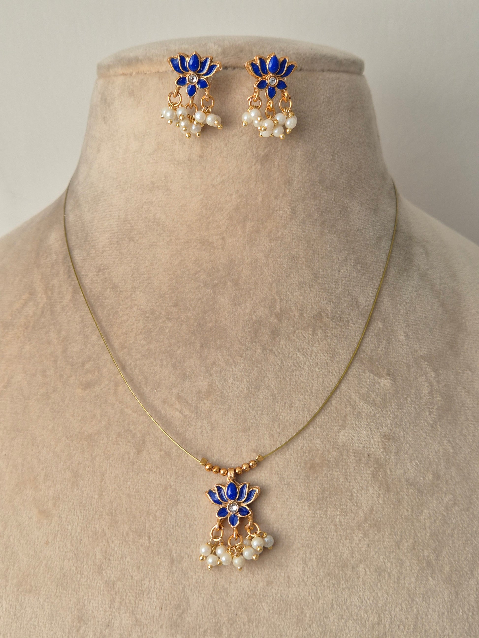 Necklace with floral designs bold, delicate, chic, statement, elegant, modern, sophisticated by naitri.in