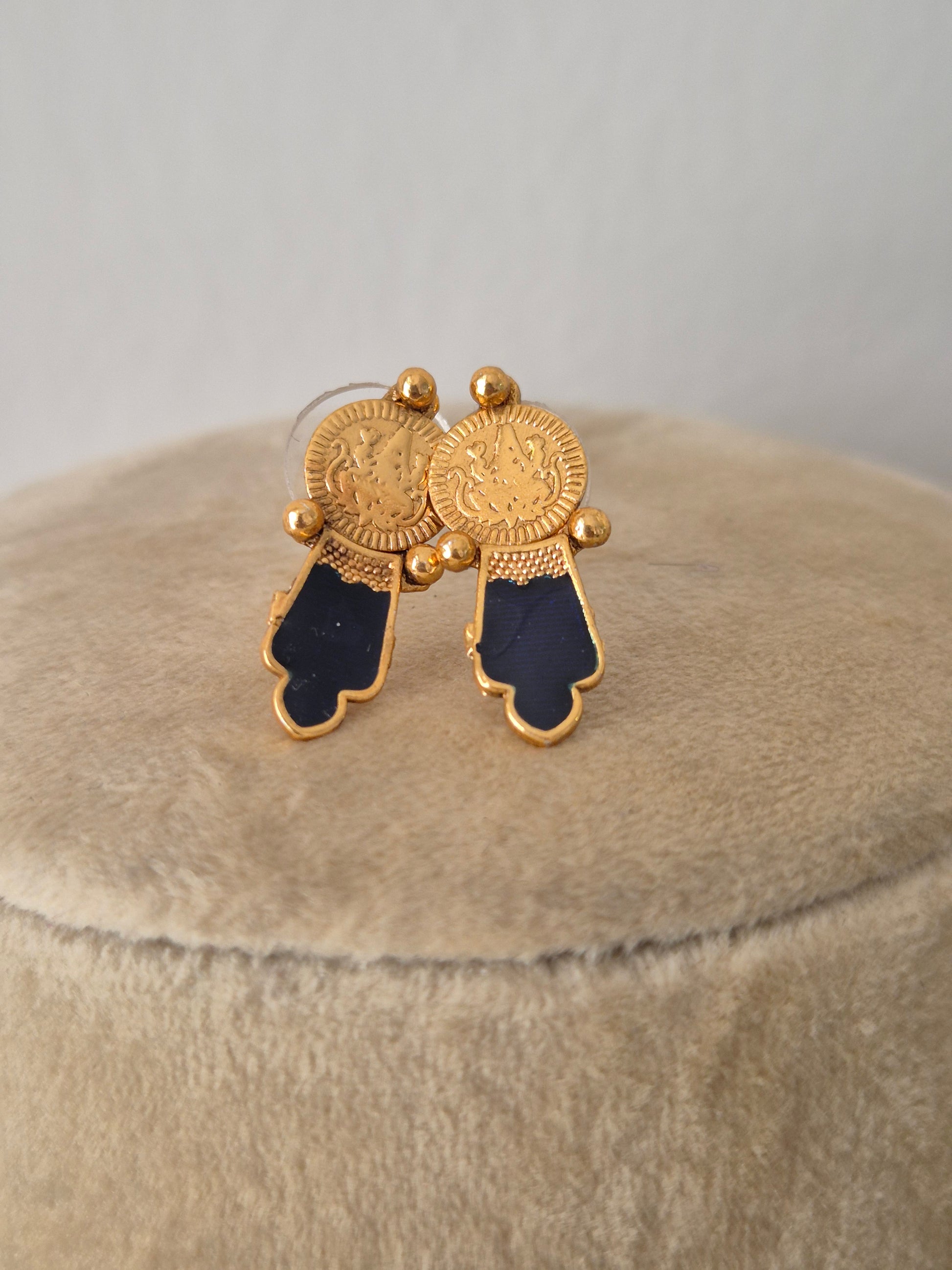 Gold-plated earring with blue gemstones by naitri.in
