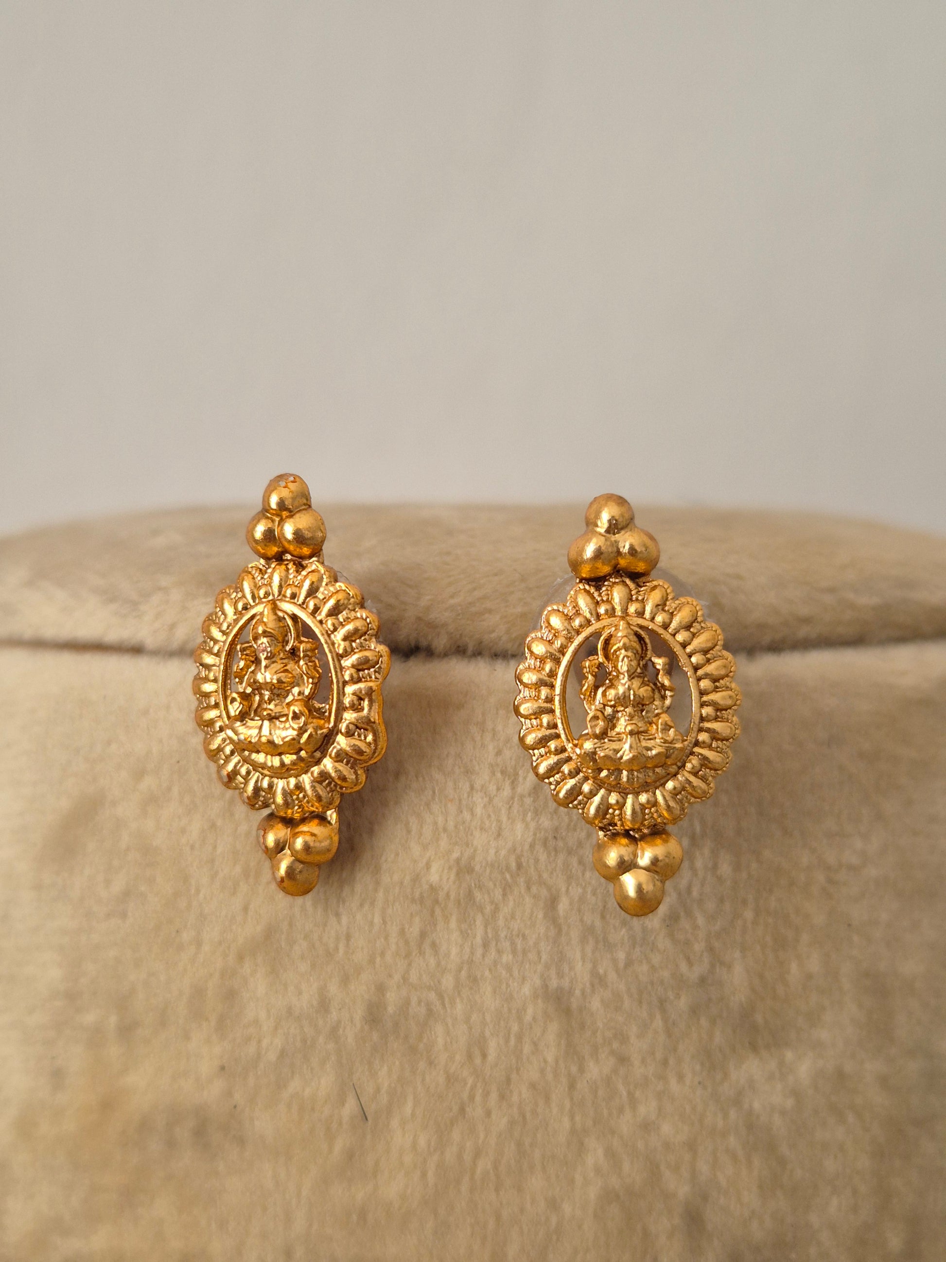 Traditional Indian style gold earrings earrings by naitri.in