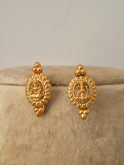 Traditional Indian style gold earrings earrings by naitri.in