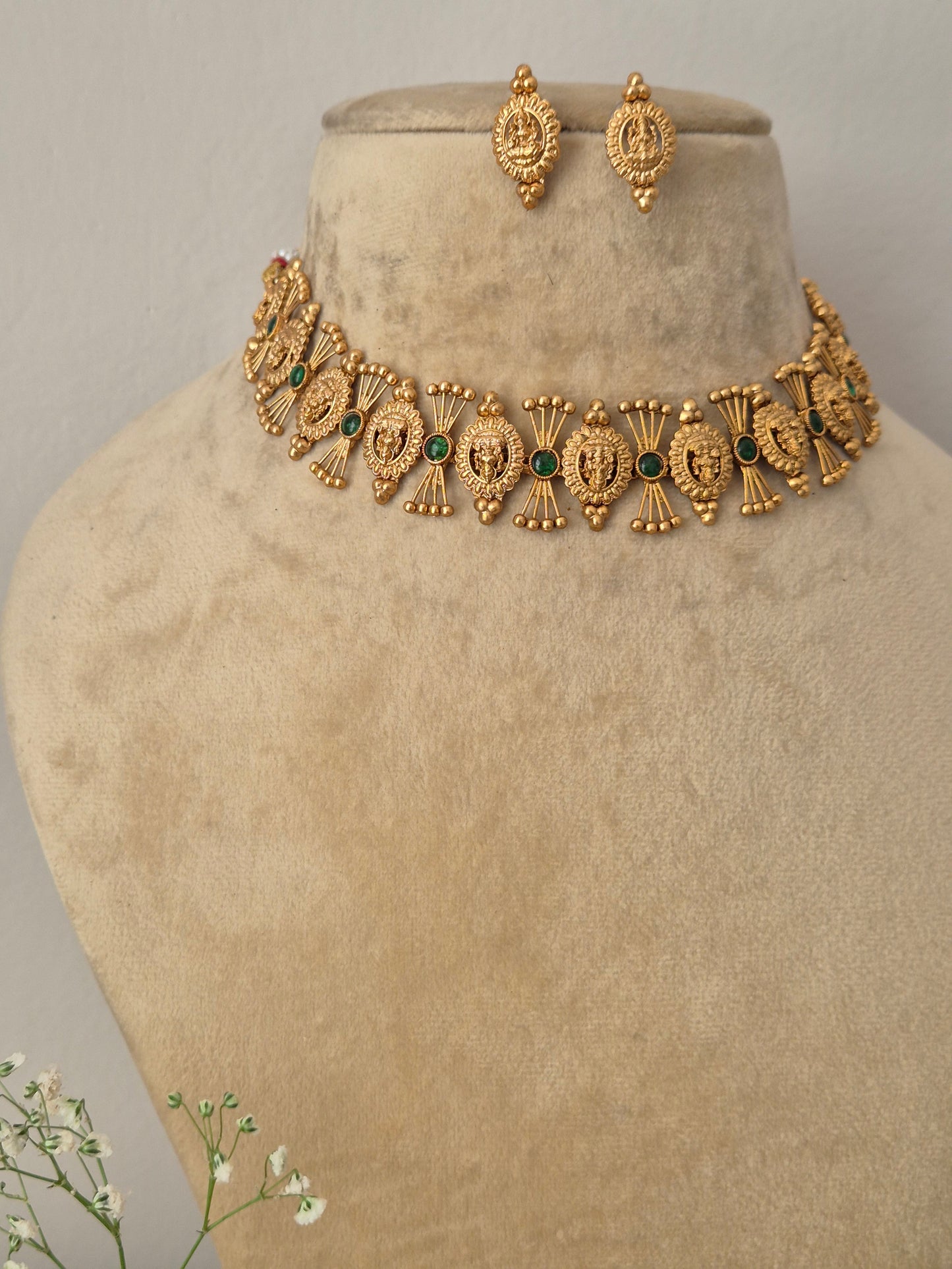 Traditional Indian style gold choker necklace set with matching earrings from the Naitri Golden Jewellery collection by naitri.in