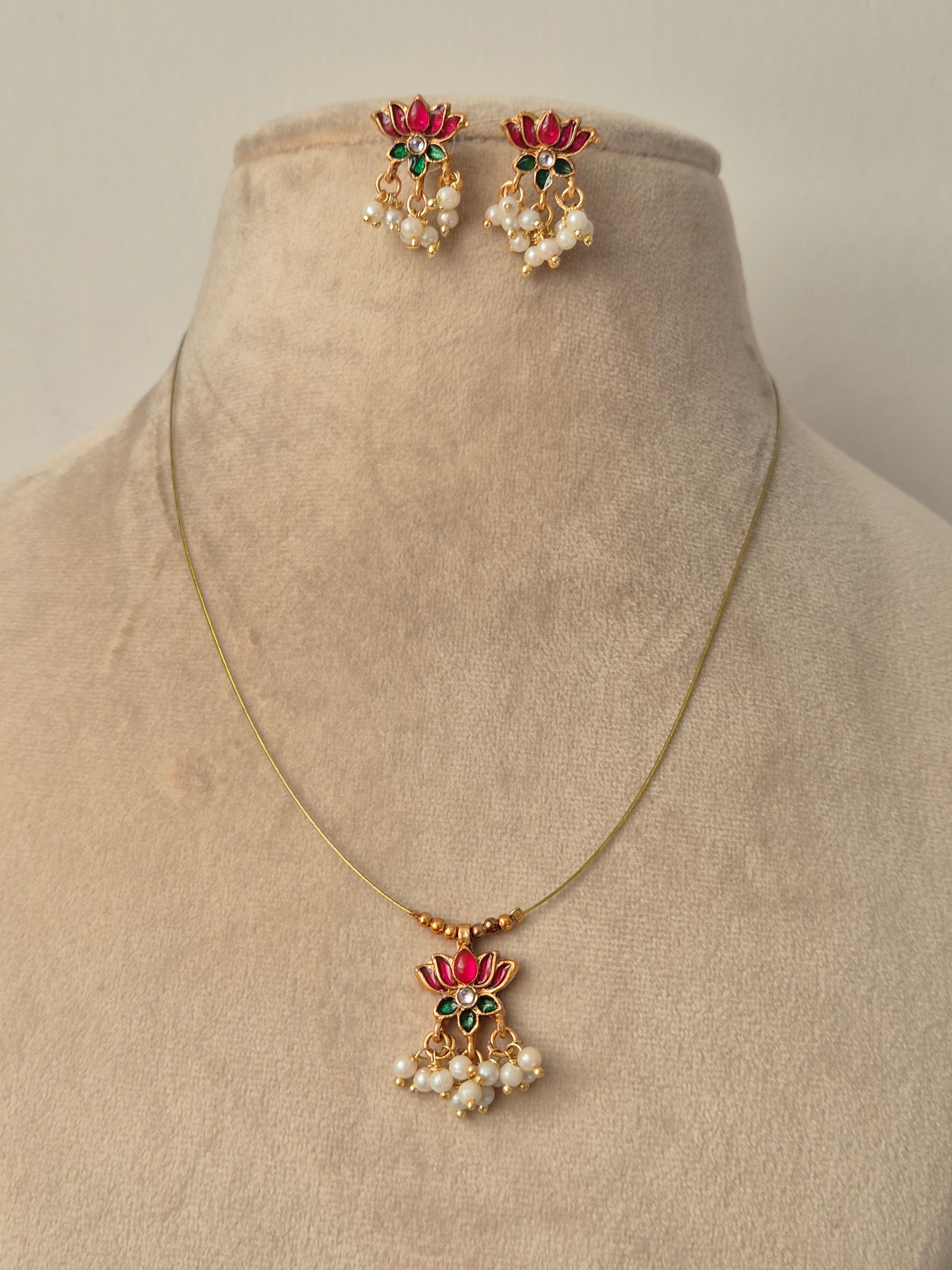 Necklace with floral designs bold, delicate, chic, statement, elegant, modern, sophisticated by naitri.in
