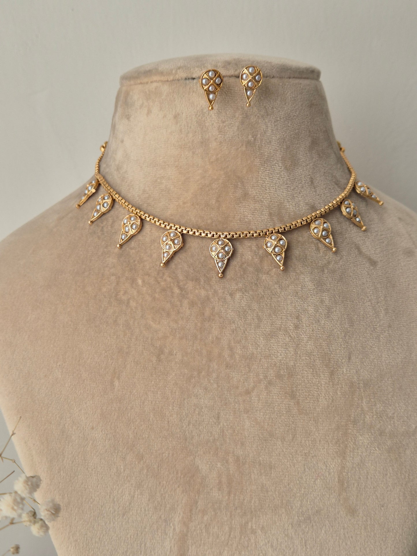 Having a light, delicate style. pretty Shimmering, bright, and lively by naitri.in