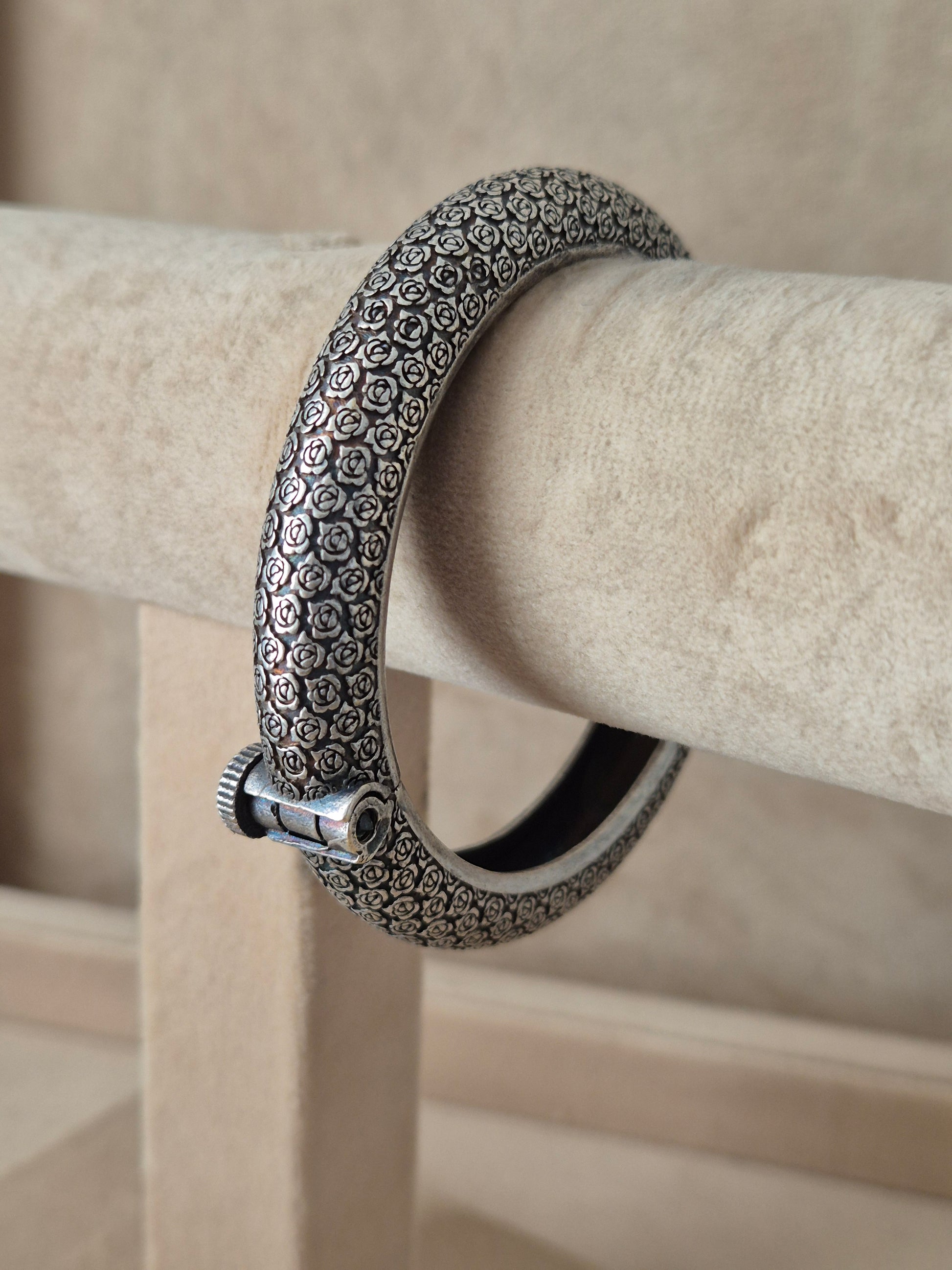 Elegant traditional Indian style silver bangle with detailed engraving by naitri.in