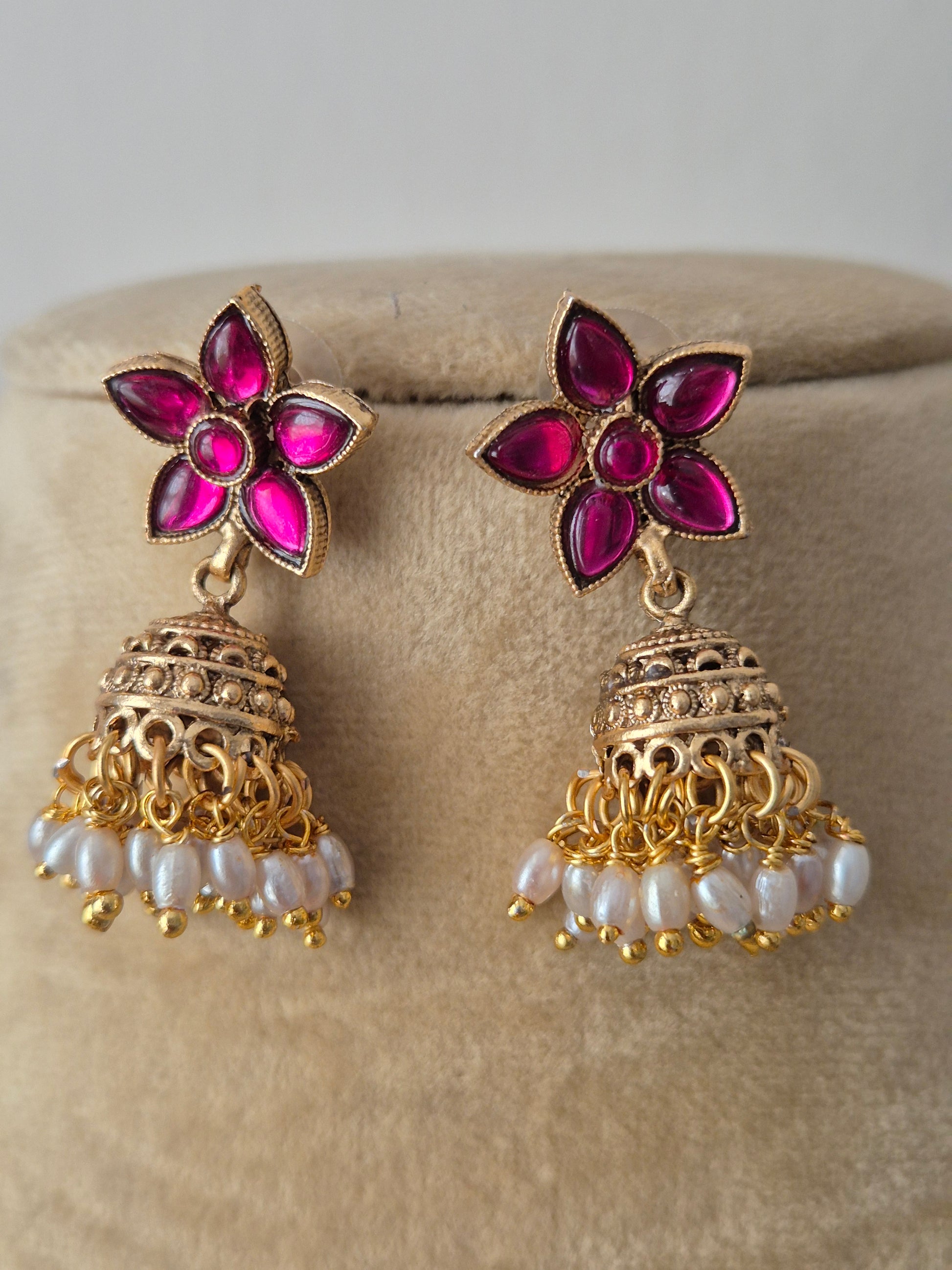 Artisanal Komal Artisanal Komal necklace and earring set in a modern Indian ethnic aesthetic, jhumka earrings with pink stones and pearl cluster fringes by naitri.in