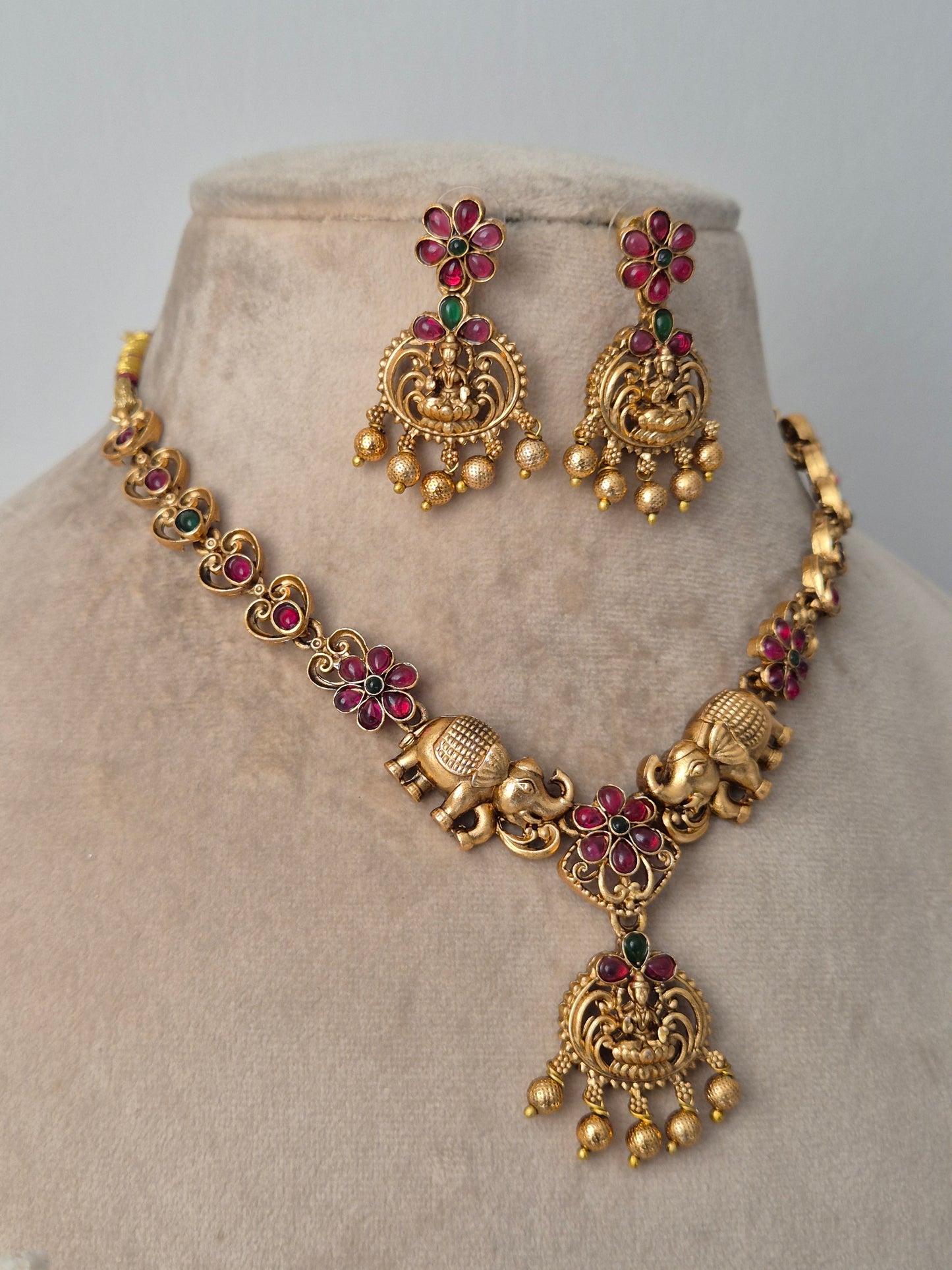 floral patterns and traditional South Indian artistry golden jewellery set by naitri.in