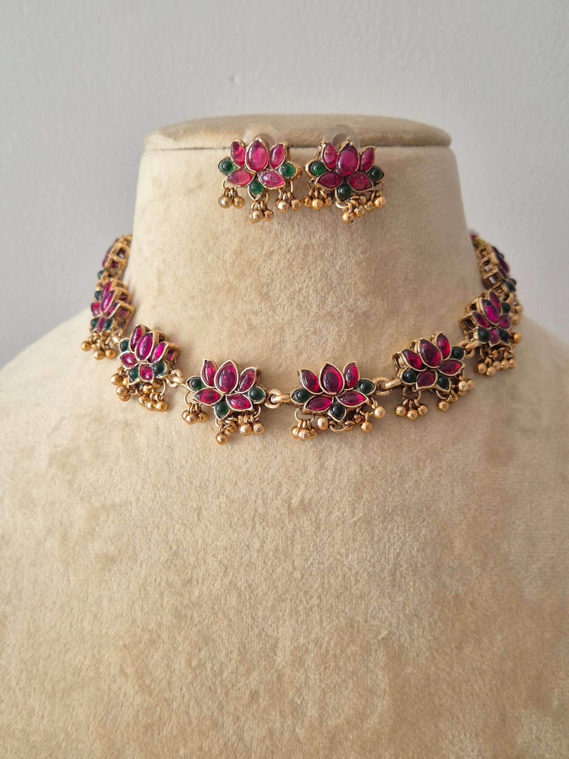 Elegant ethnic Himi Necklace Set with a modern Indian aesthetic, featuring a floral pendant chain and matching studs, perfect for festive or wedding wear by naitri.in