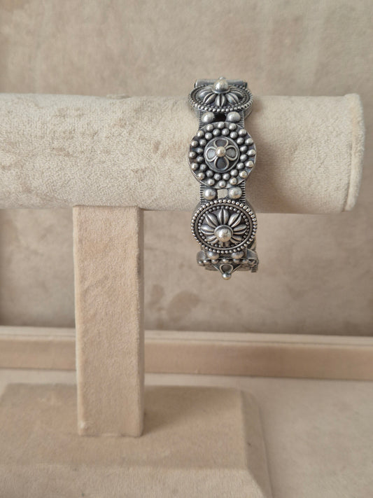 Antique silver oxidized Nafisa bangle featuring an intricate, deeply engraved floral and vine pattern, by naitri.in