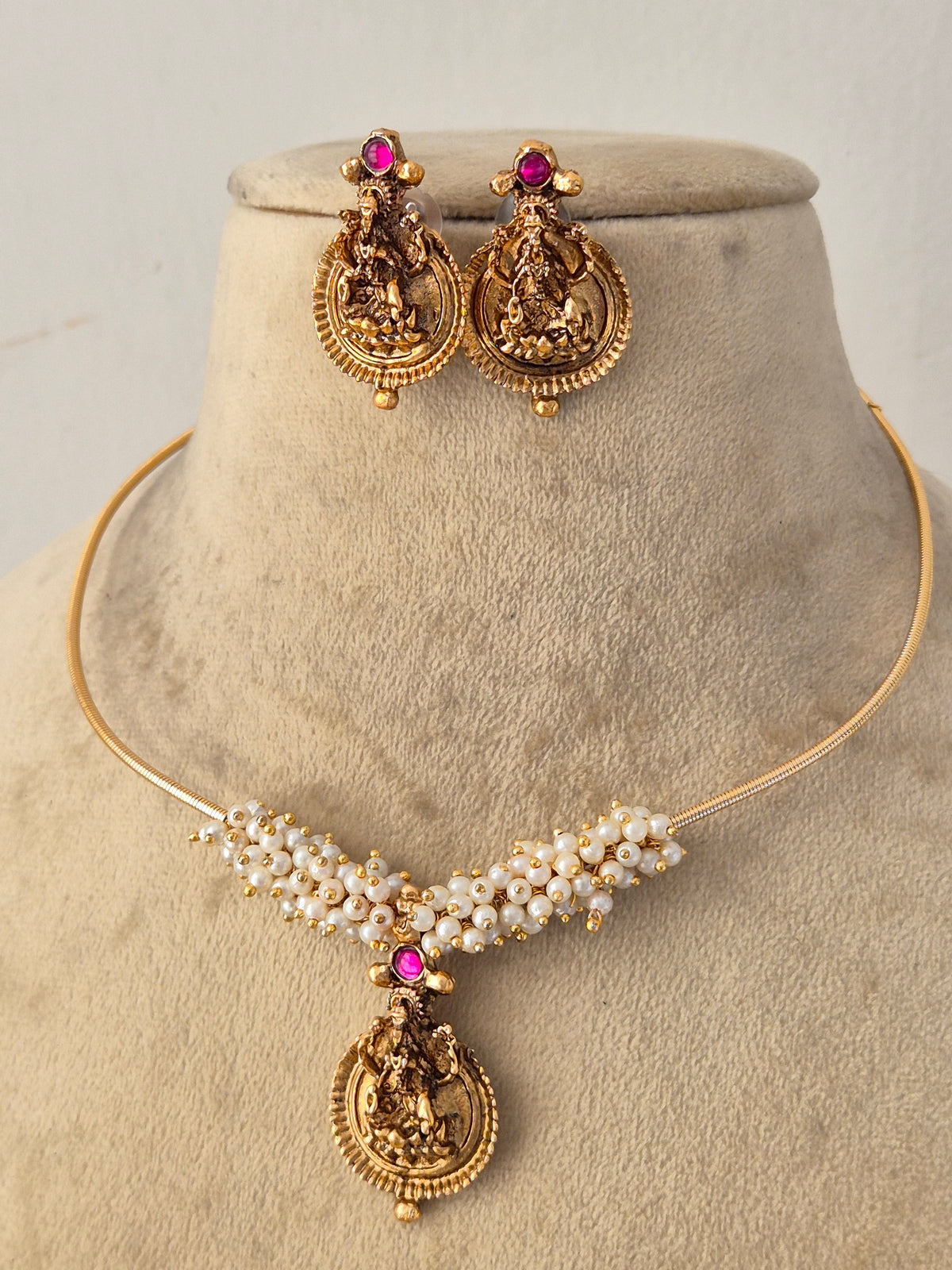 Close-up of a traditional Indian necklace set with stone by Naitri.in