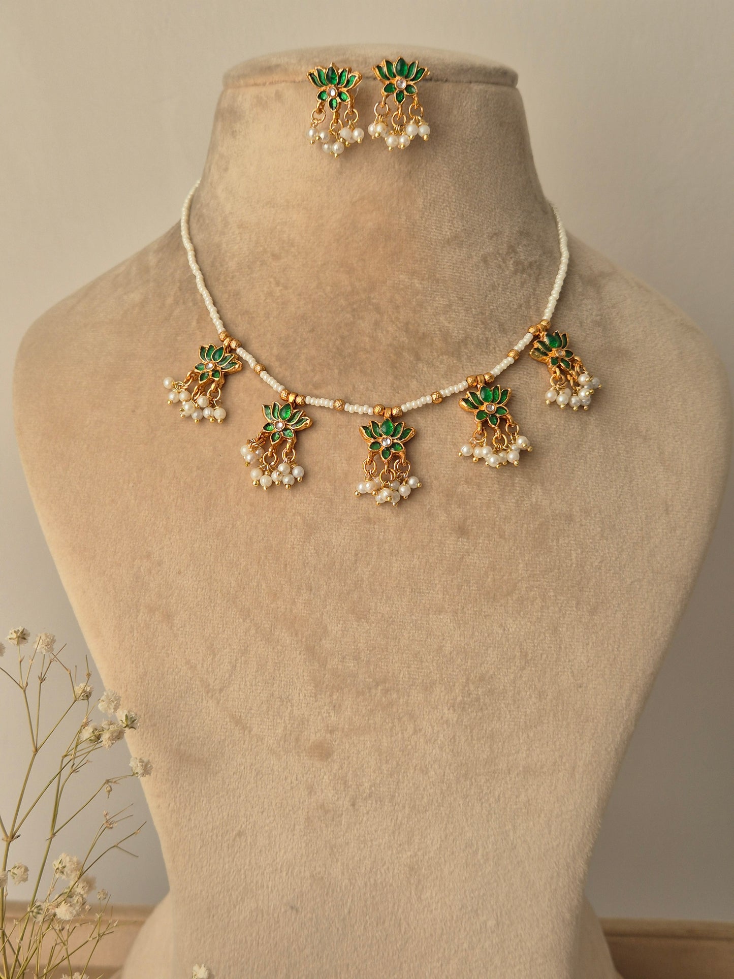 Gold and green jewelry set with beaded chain by naitri.in