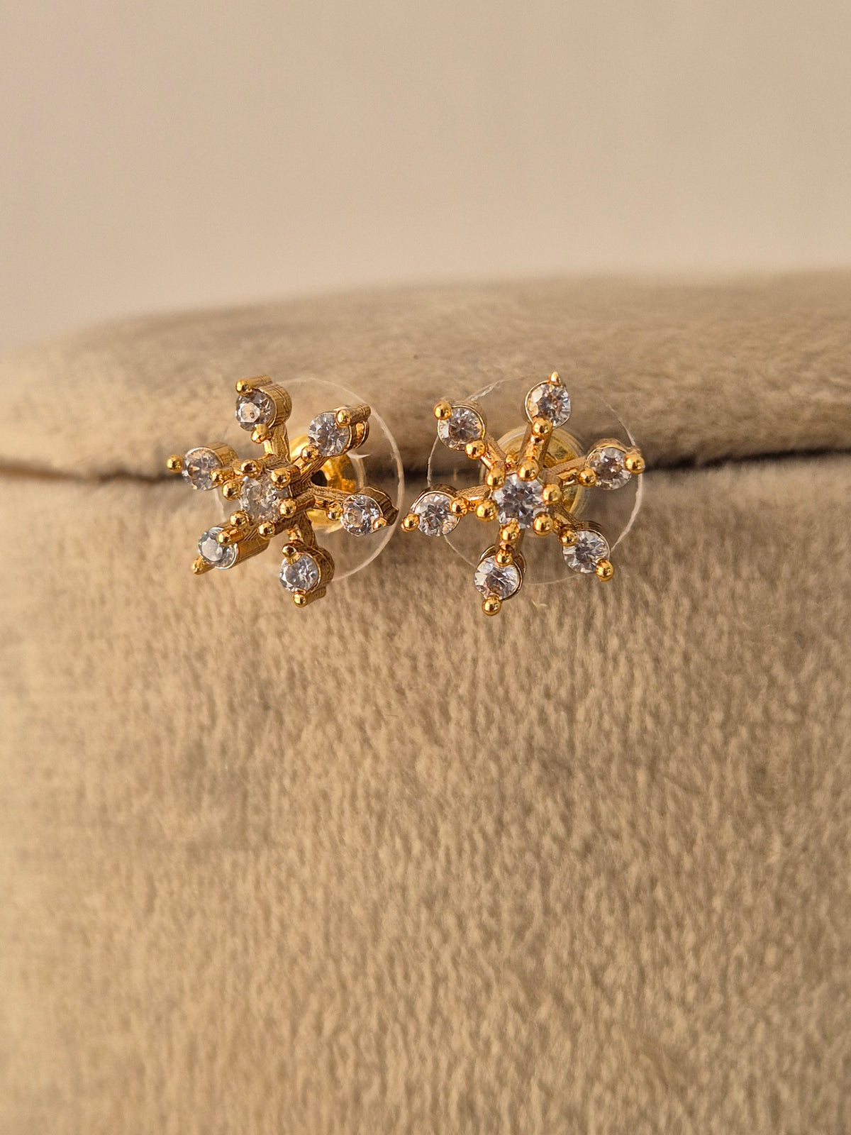 Close-up of a traditional Indian necklace set featuring delicate stone by Naitri.in