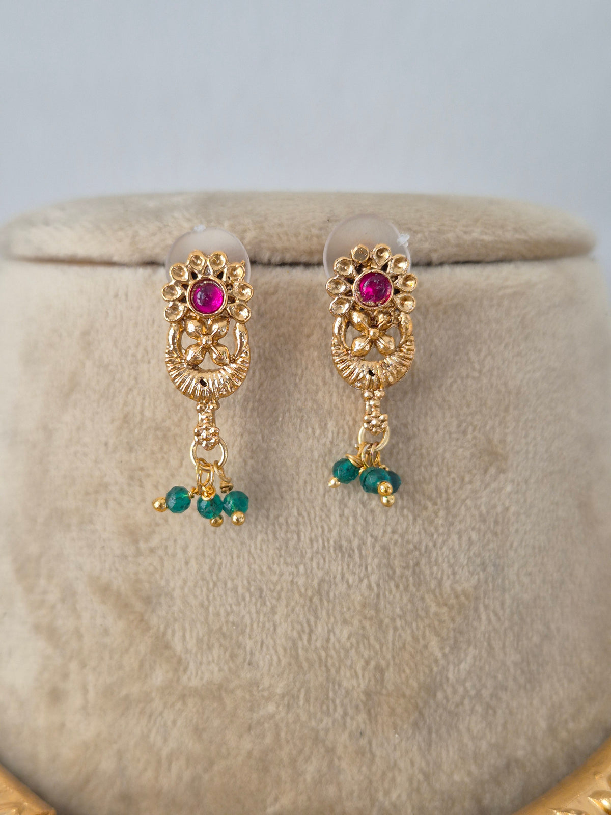 Gold-plated traditional Simmi necklace and earring set by Natri.in