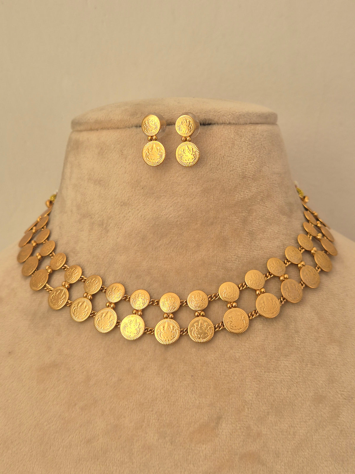 Tarang Gold Coin Choker Necklace Set with Stud Earrings | Ethnic Jewellery  Gold coin choker necklace and matching stud earrings set by naitri.inn
